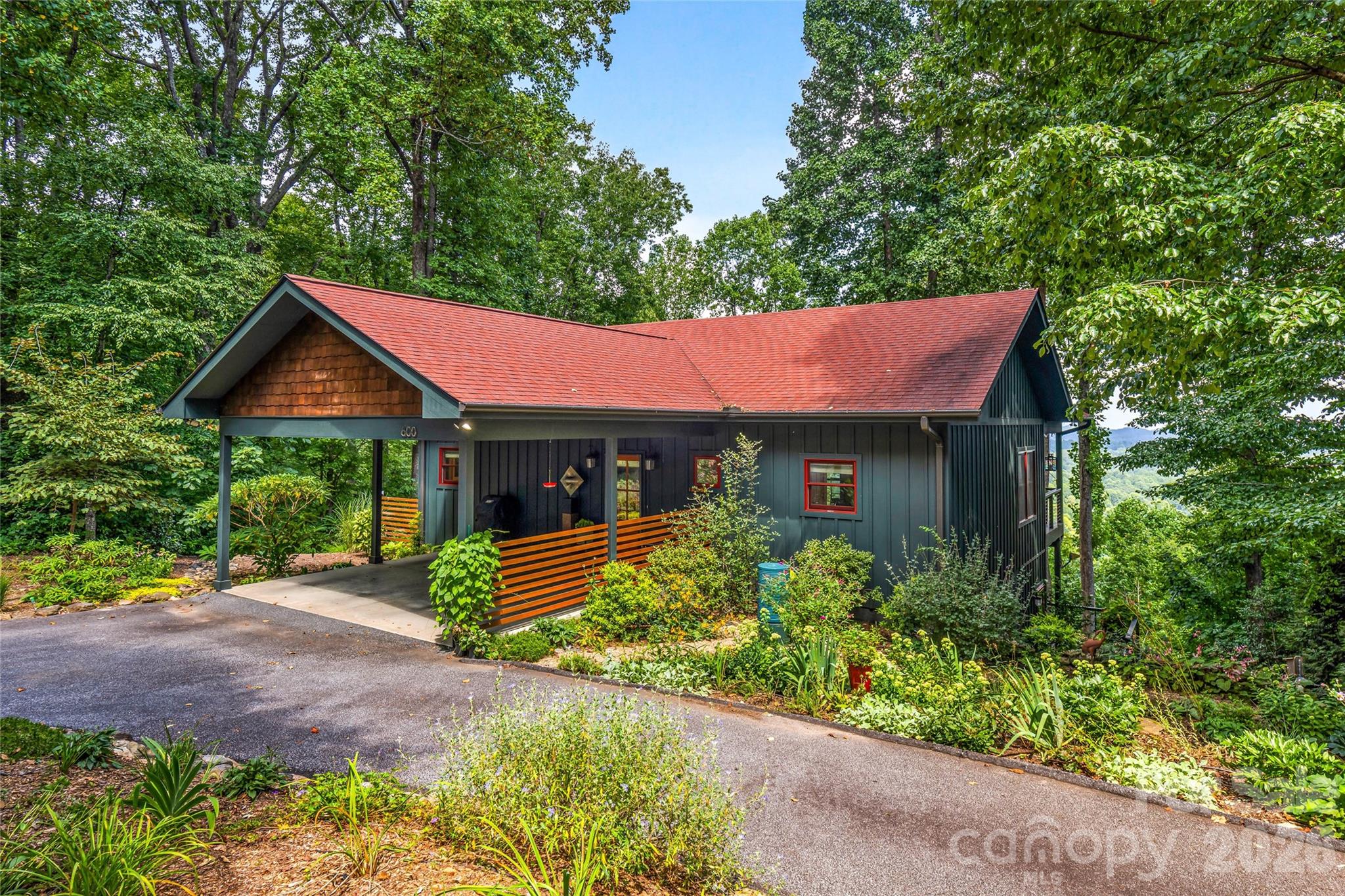 600 Tanglewood Lane — Saluda