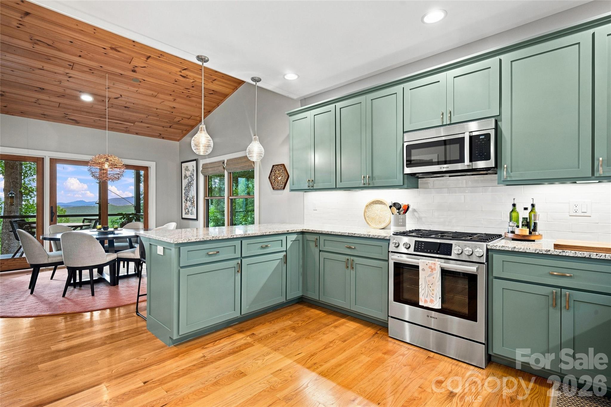 600 Tanglewood Lane — Saluda