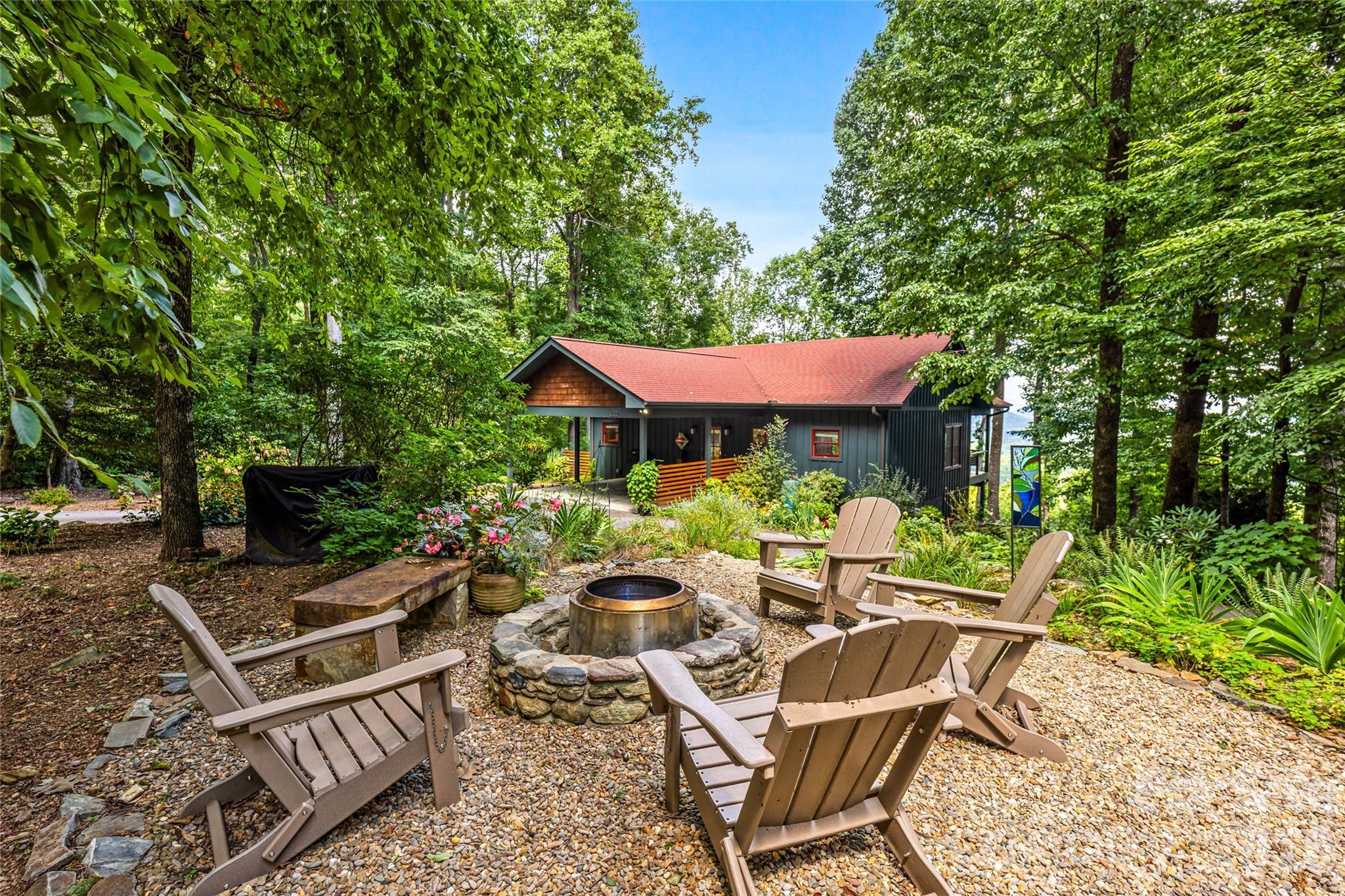 600 Tanglewood Lane — Saluda