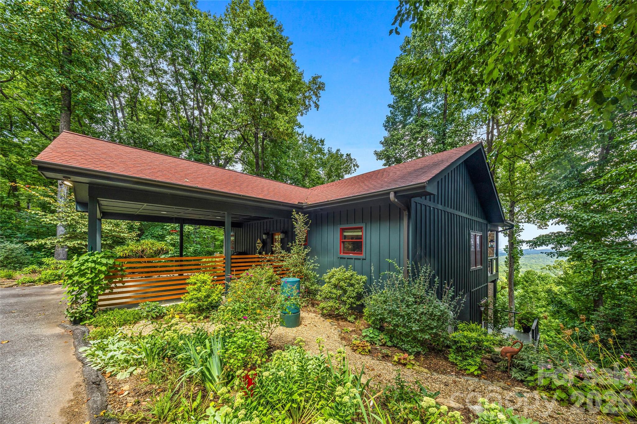 600 Tanglewood Lane — Saluda