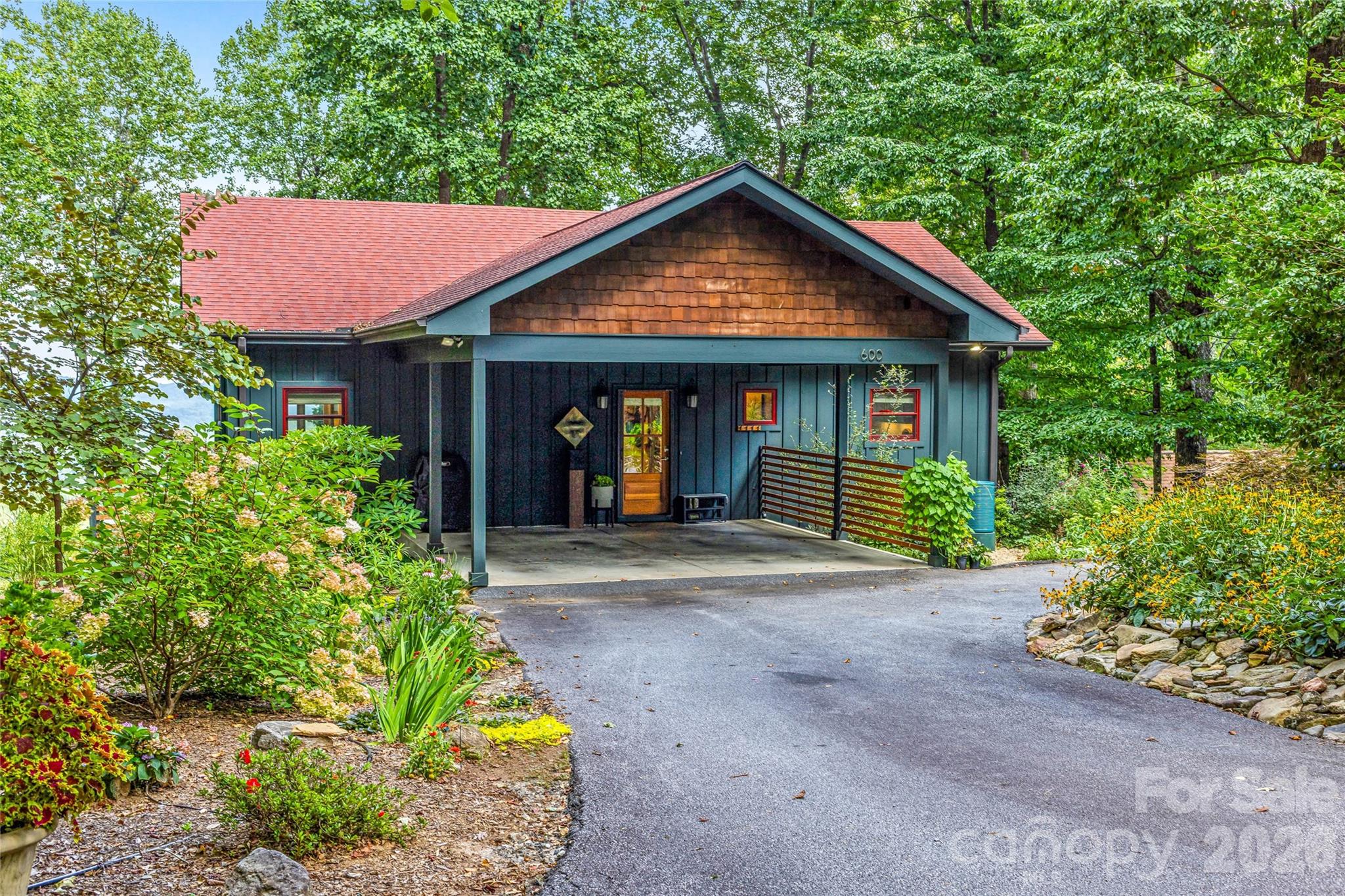 600 Tanglewood Lane — Saluda