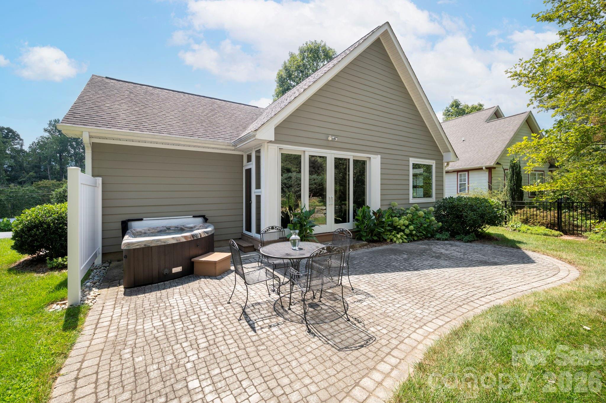 22 Banks Town Road — Weaverville