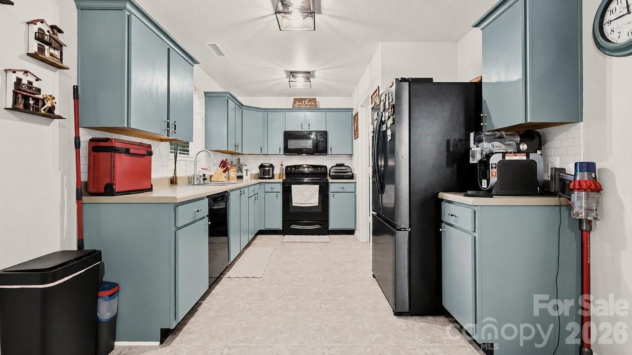 935 Torsion Lane — Clover