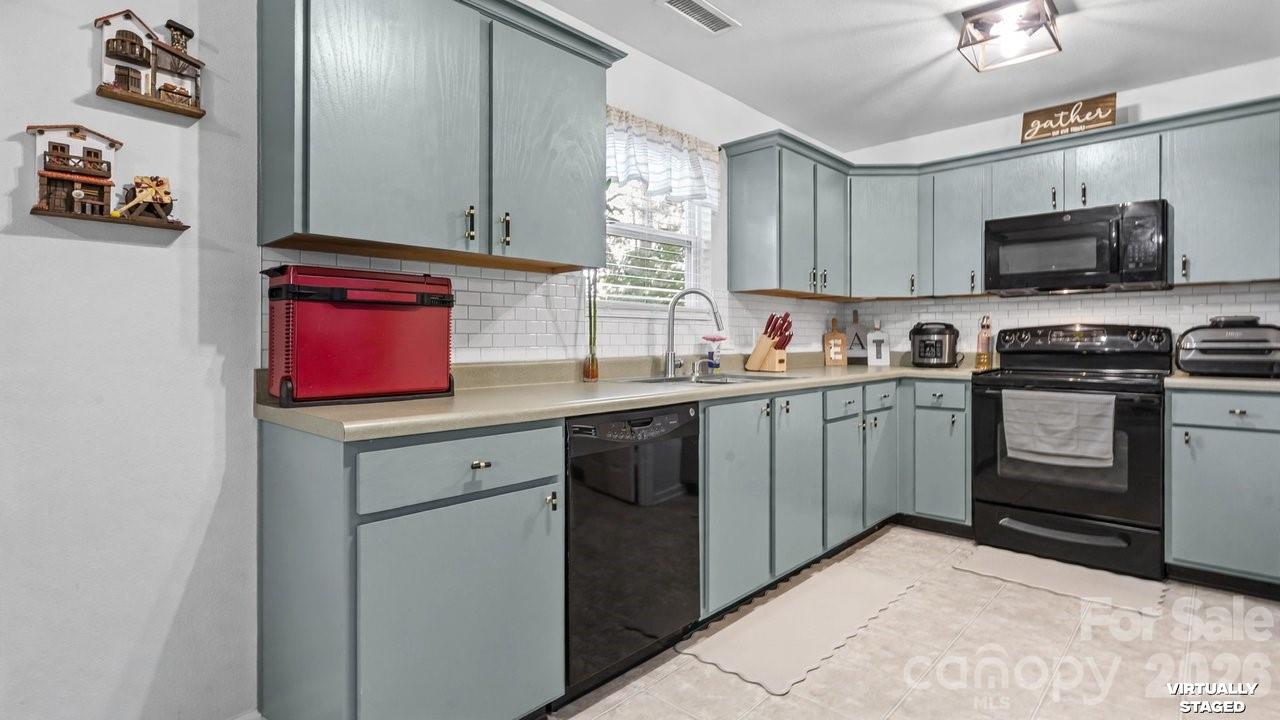 935 Torsion Lane — Clover