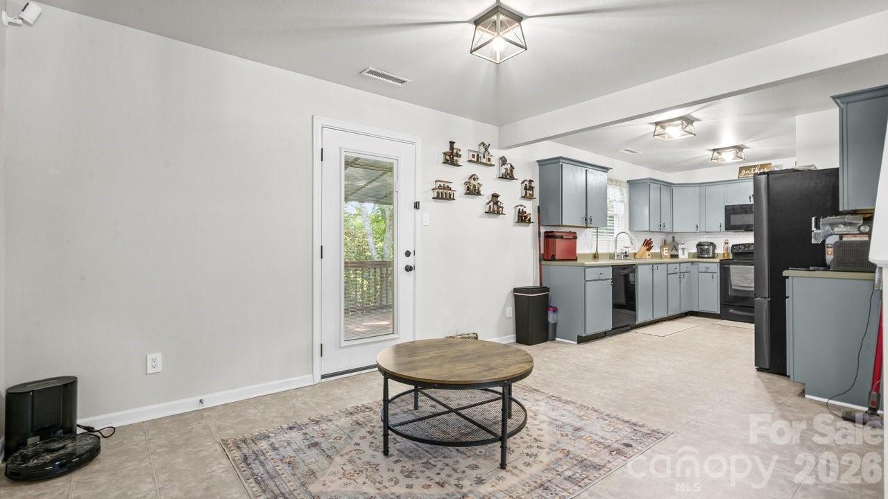 935 Torsion Lane — Clover
