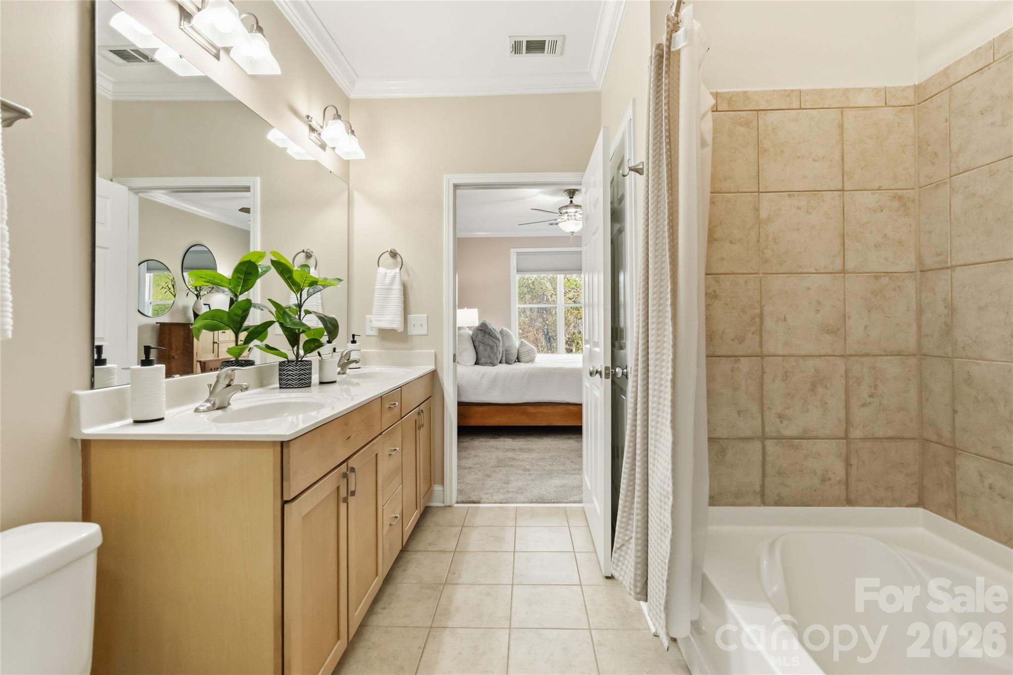 1000 E Woodlawn Road #314 — Charlotte