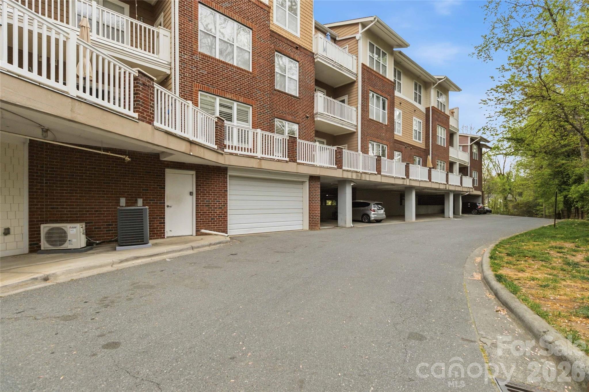 1000 E Woodlawn Road #314 — Charlotte