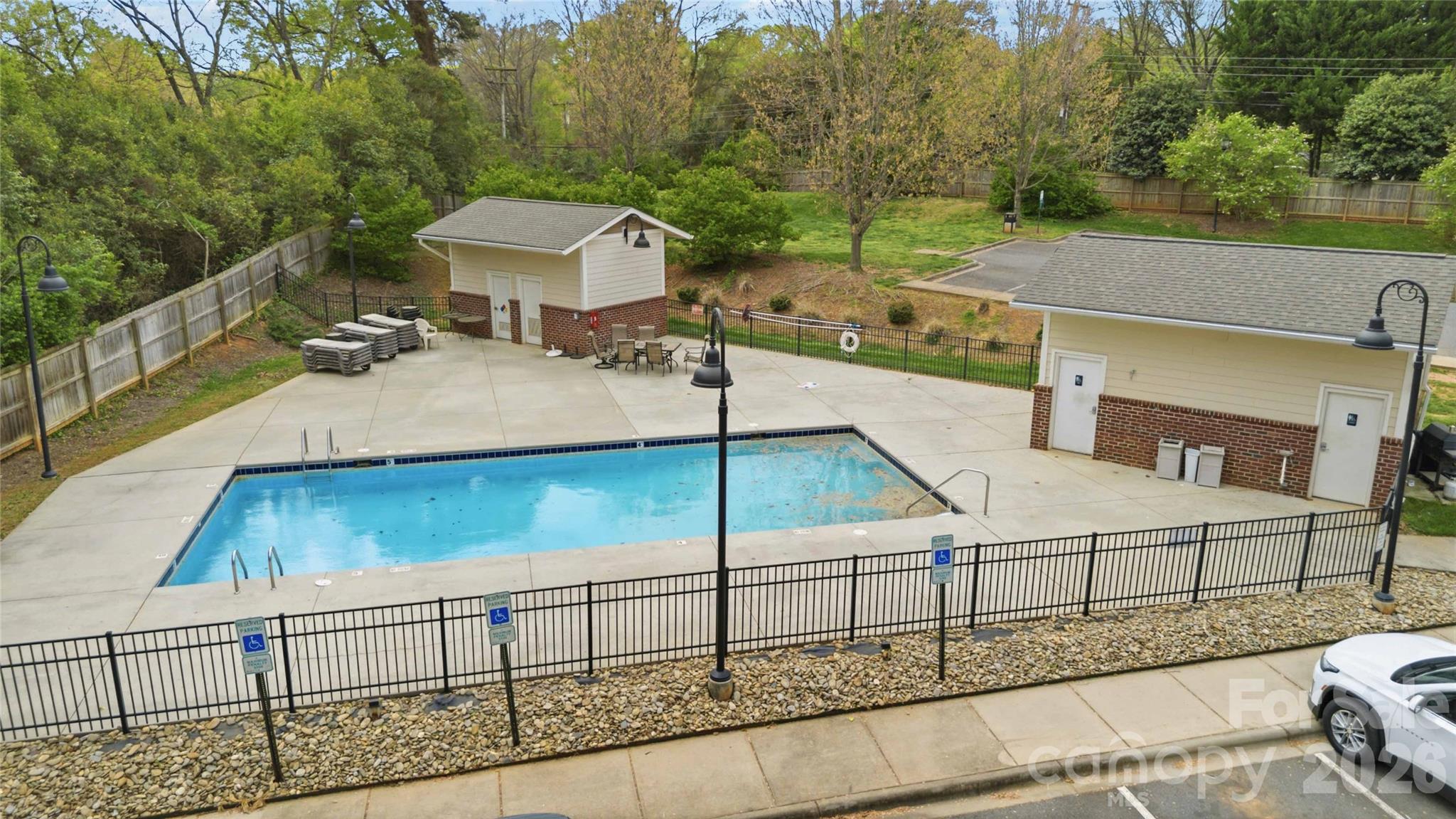 1000 E Woodlawn Road #314 — Charlotte