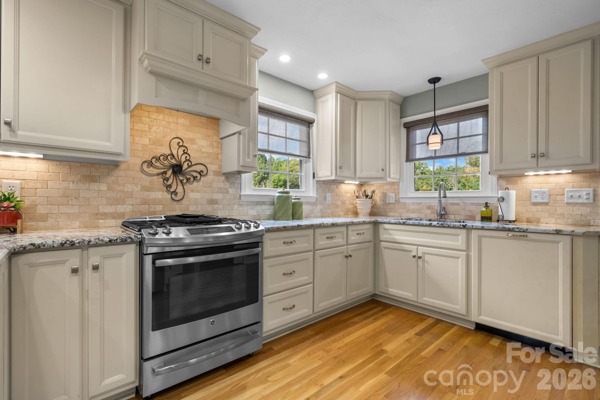 2210 19th Avenue SE — Hickory