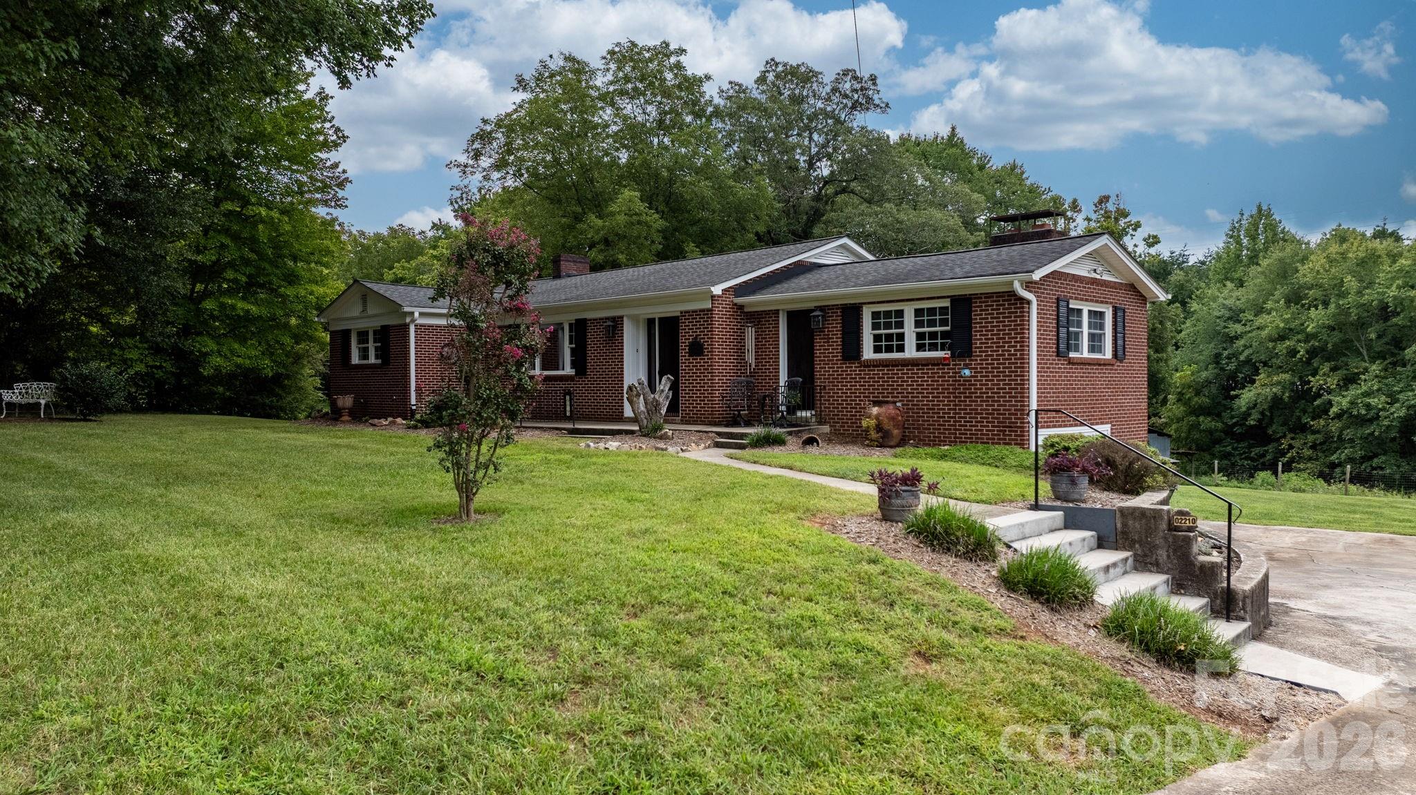 2210 19th Avenue SE — Hickory