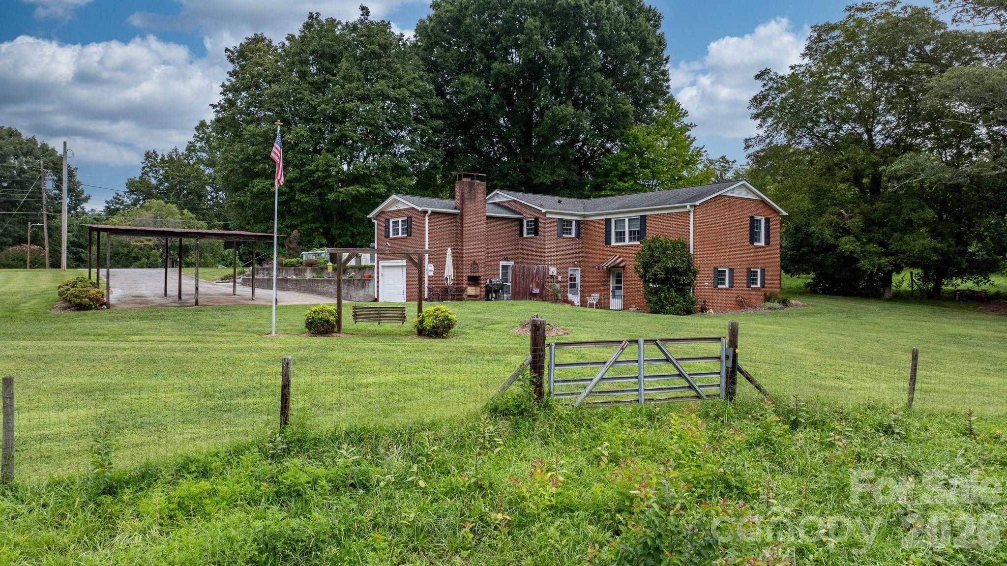 2210 19th Avenue SE — Hickory