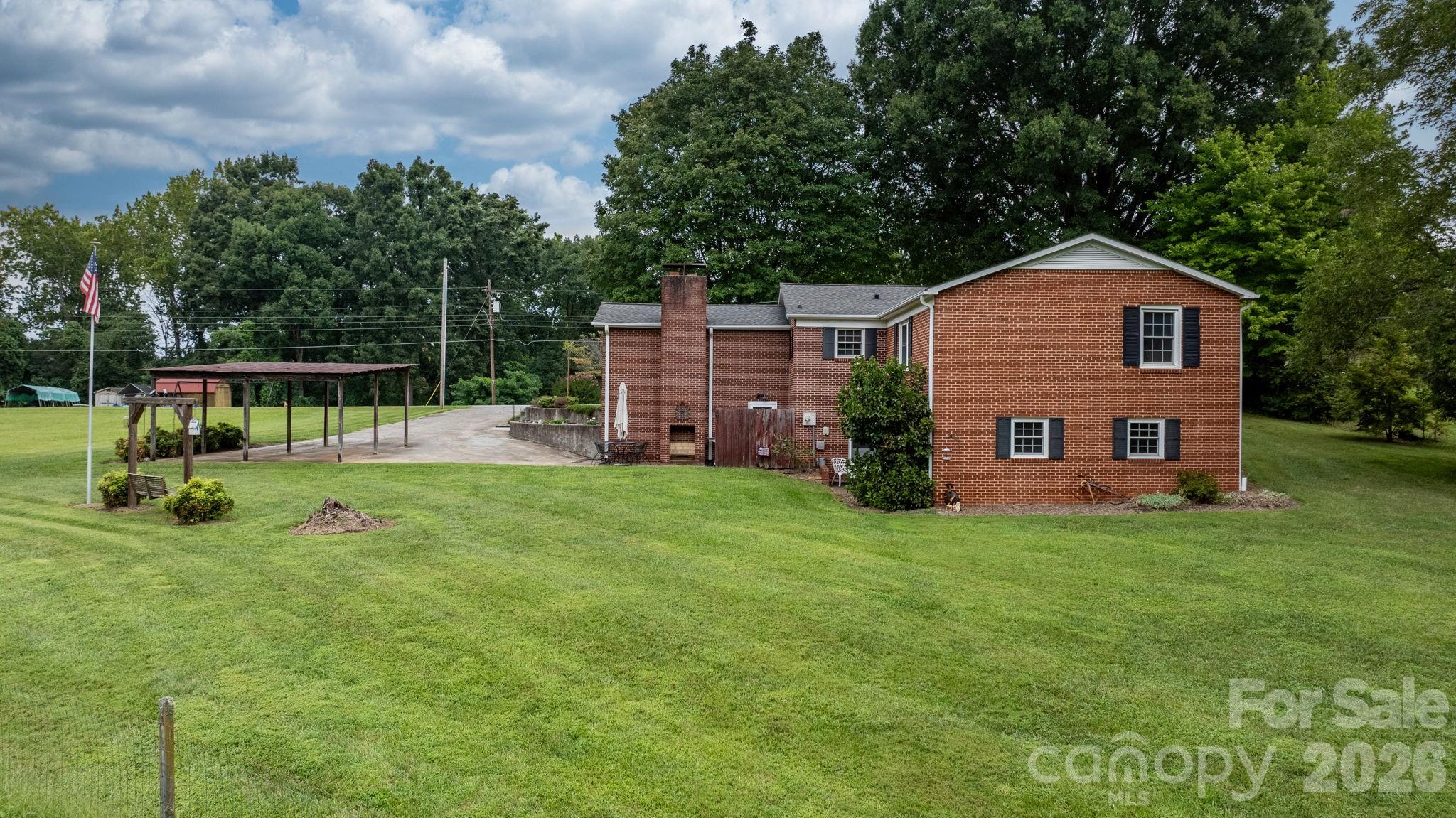 2210 19th Avenue SE — Hickory
