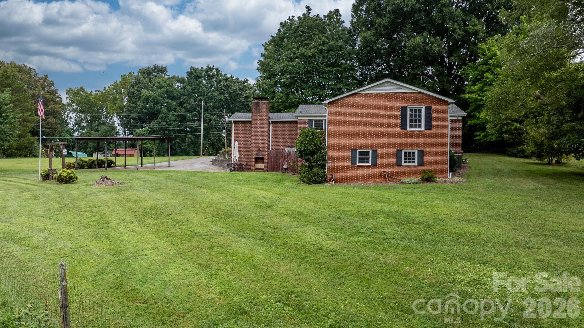 2210 19th Avenue SE — Hickory