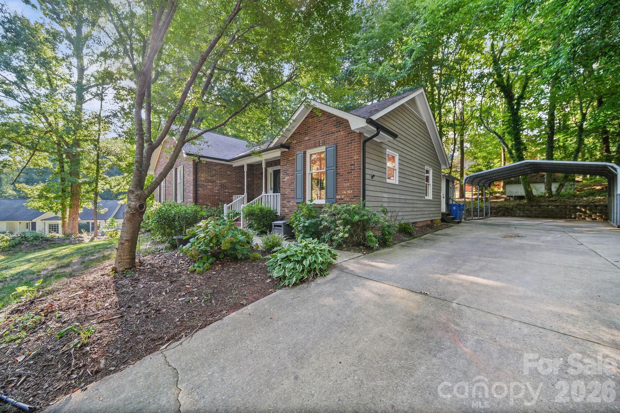 821 Deer Path Place — Mooresville