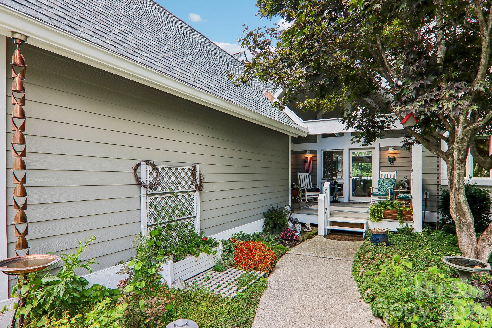 146 Overlook Drive — Flat Rock