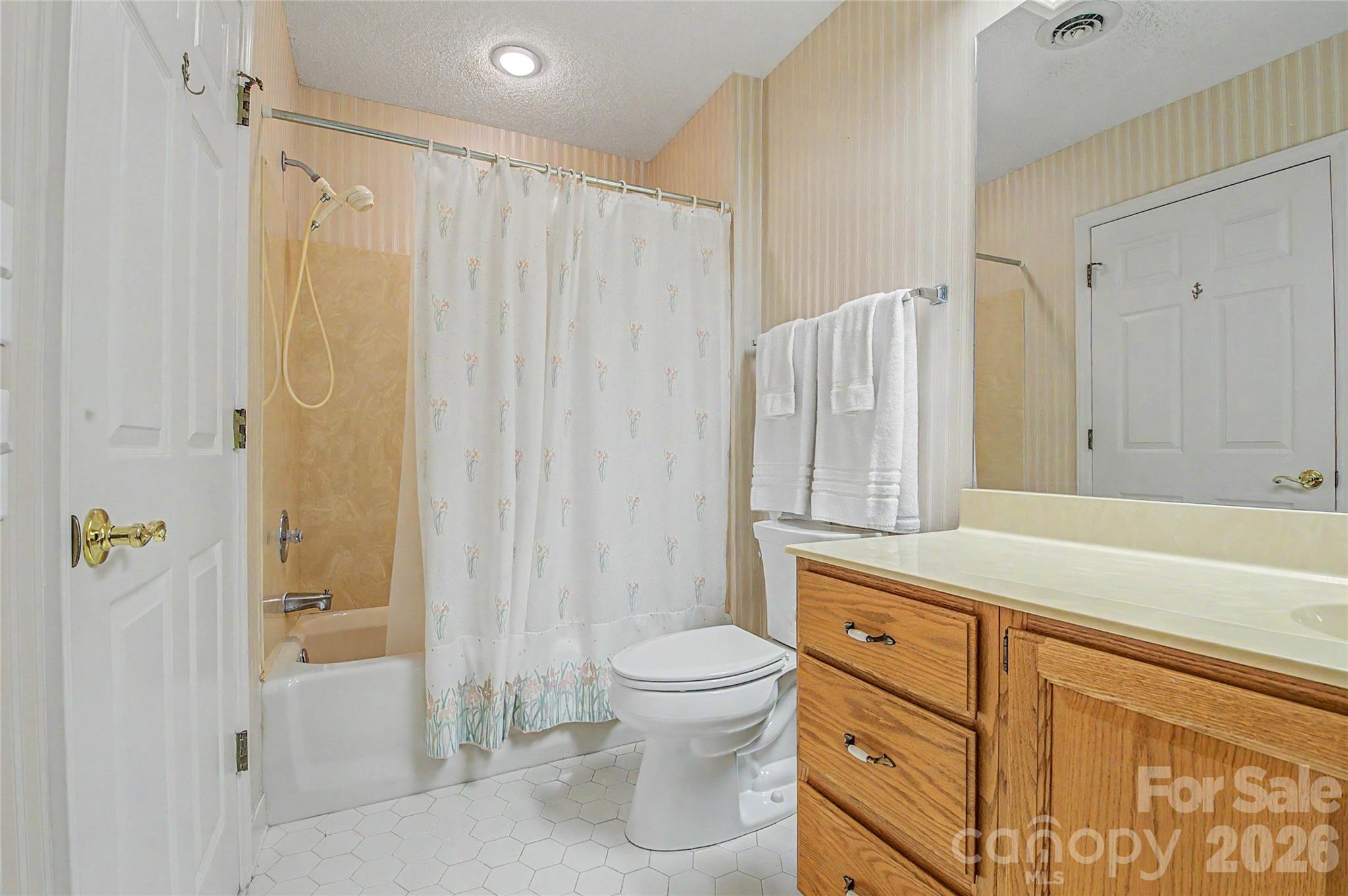 104 Overlook Drive — Flat Rock
