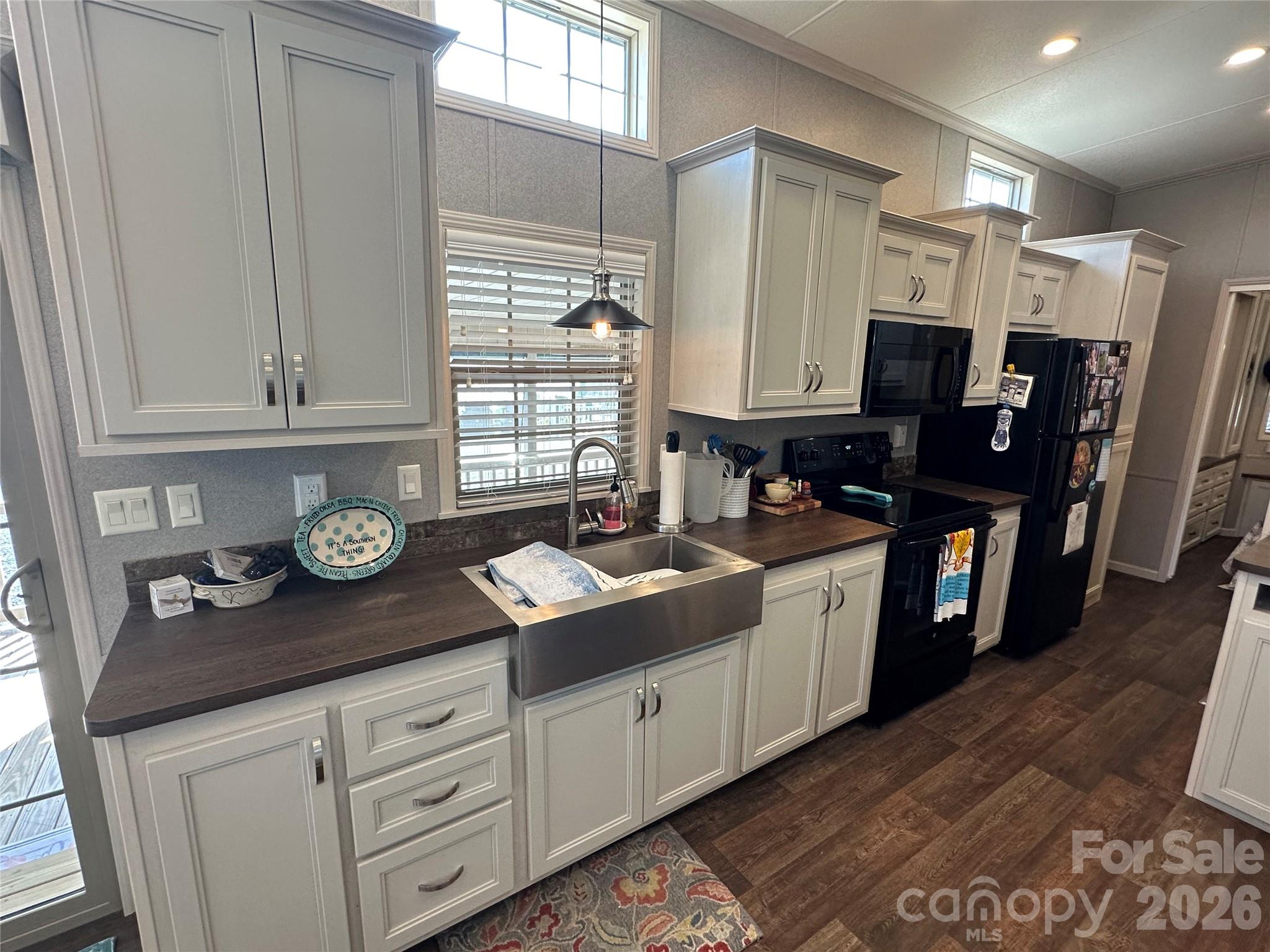 160 Grand View Drive — New London