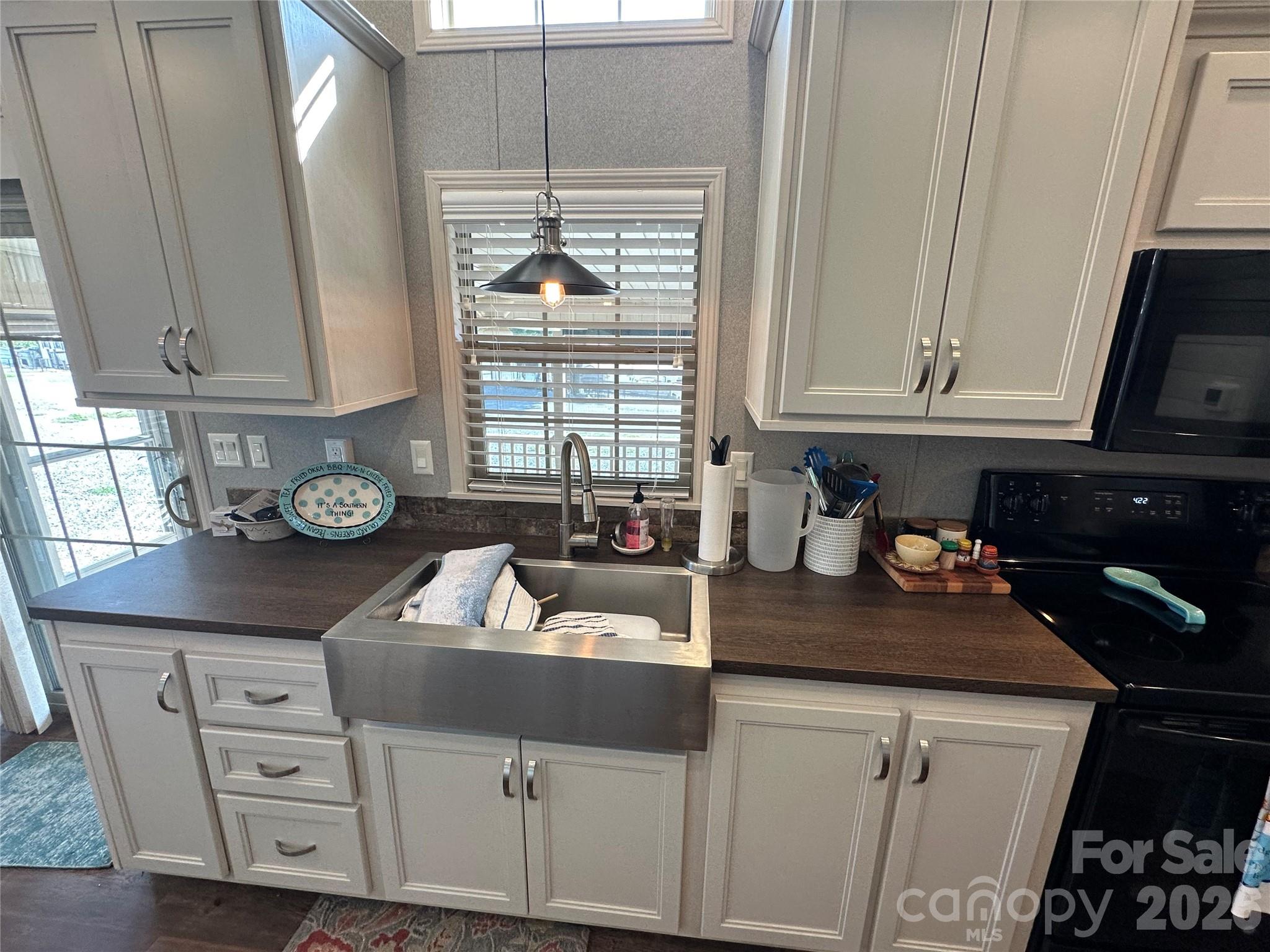 160 Grand View Drive — New London
