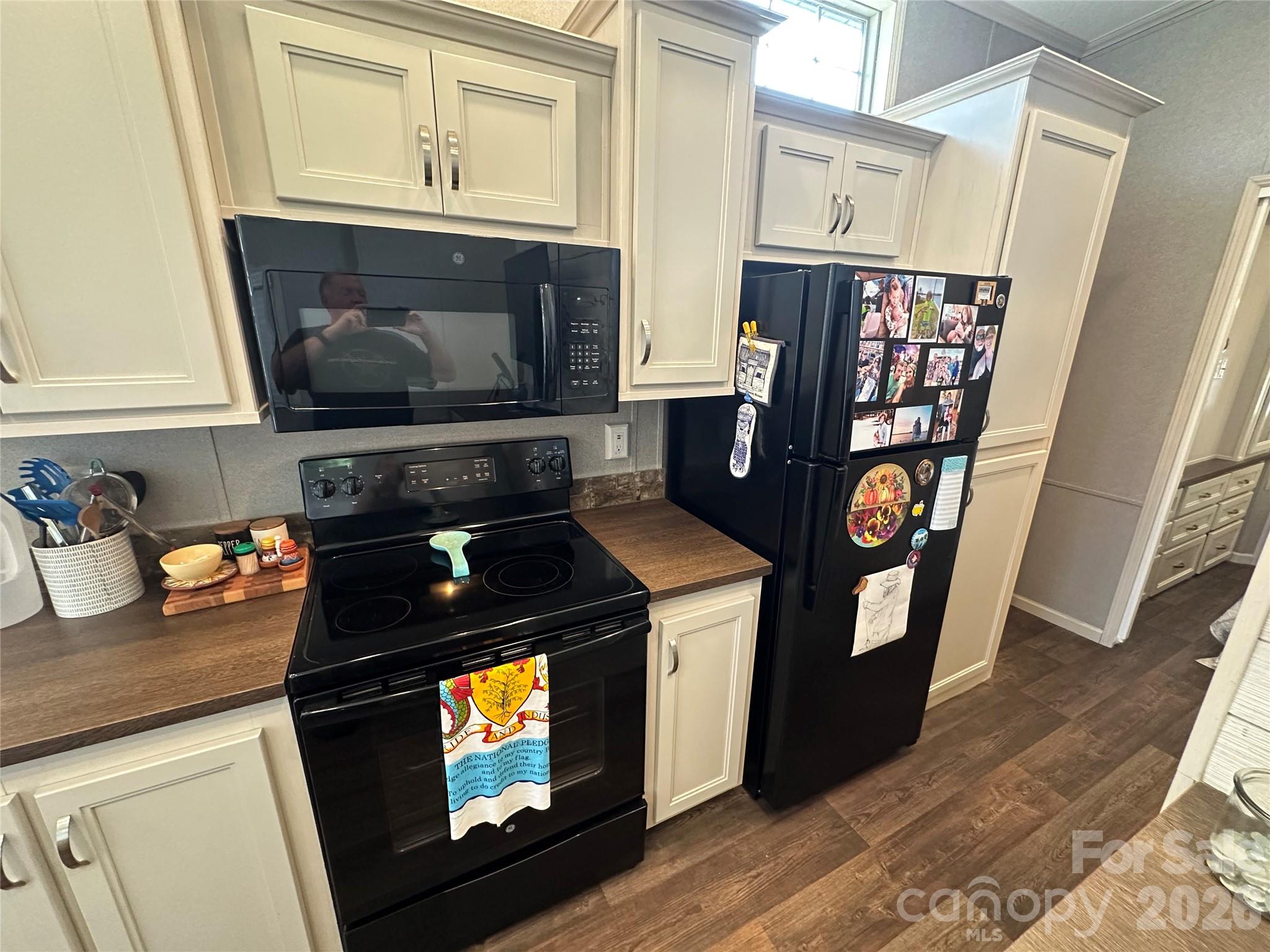 160 Grand View Drive — New London