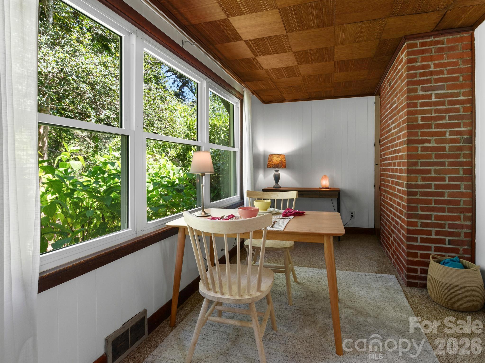 28 Arthur Road — Asheville
