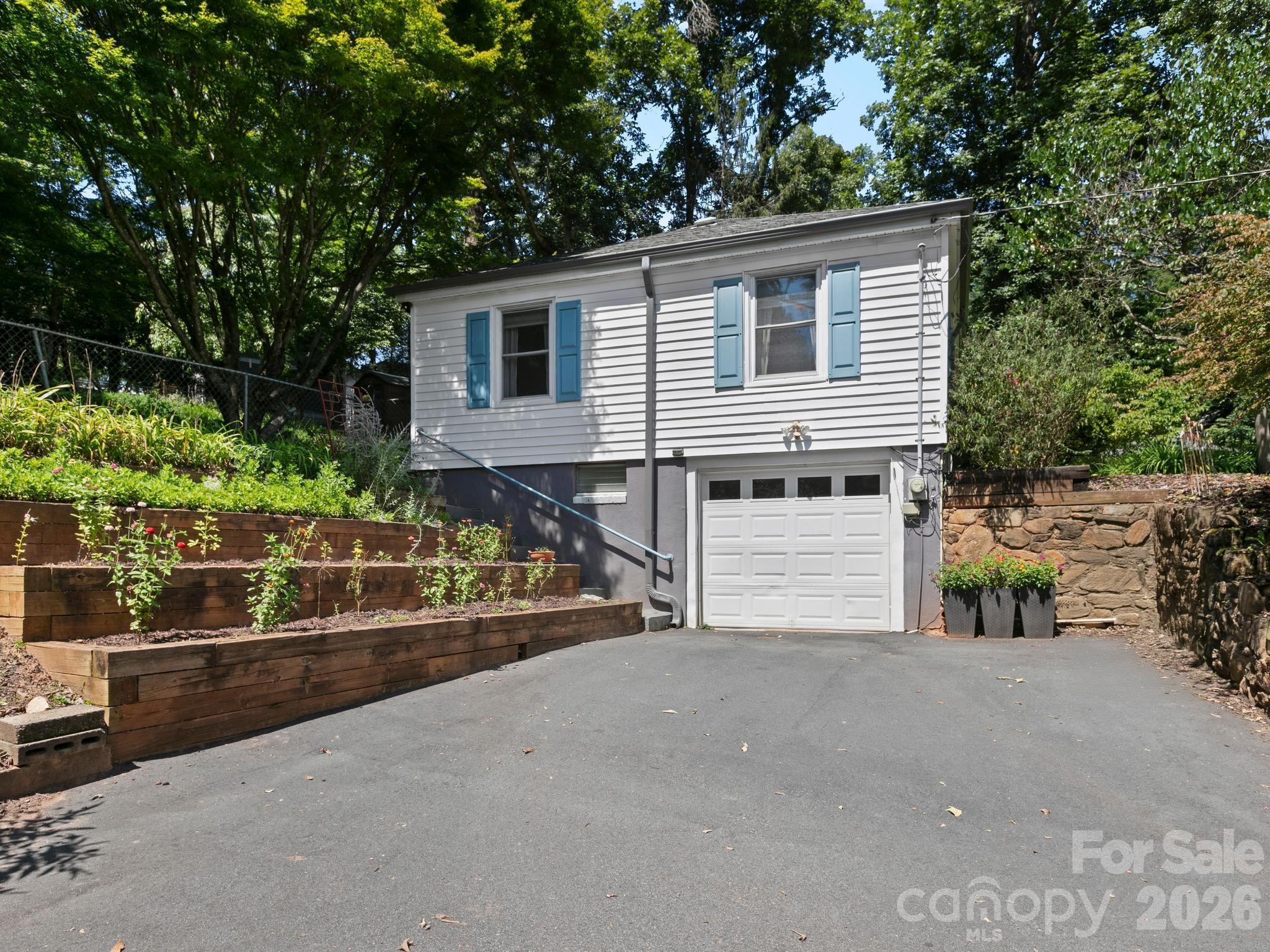 28 Arthur Road — Asheville