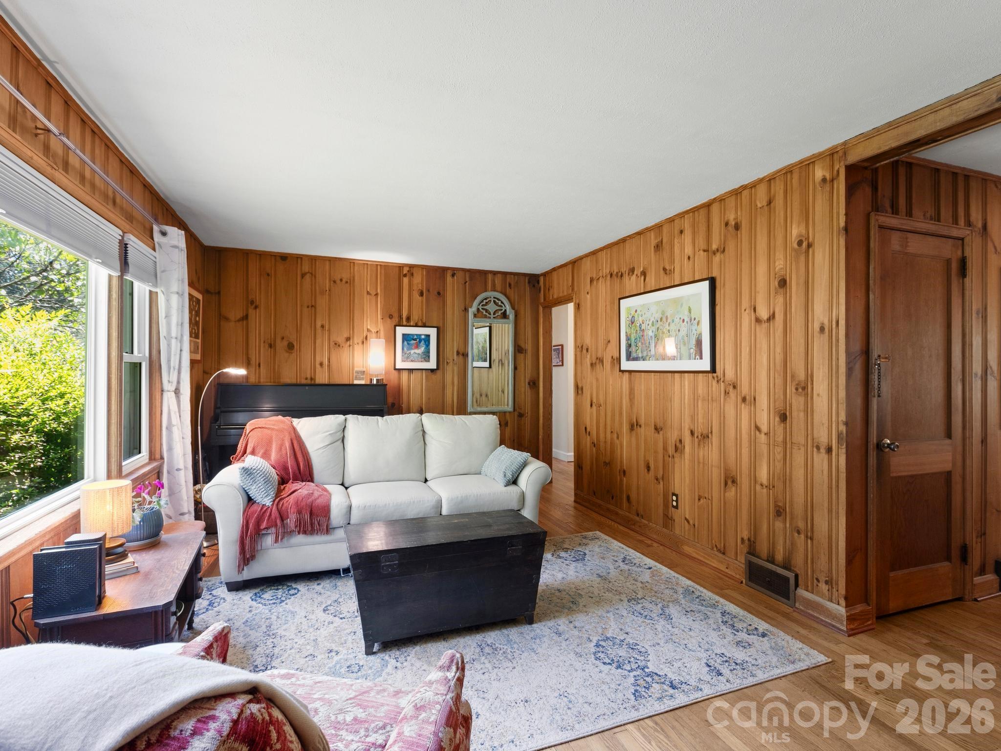 28 Arthur Road — Asheville