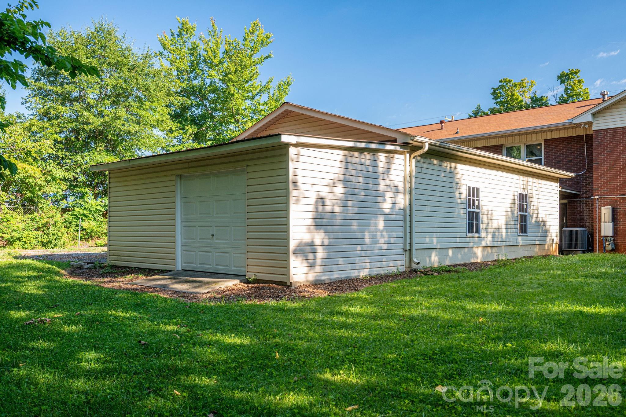1306 11th Avenue SE — Hickory