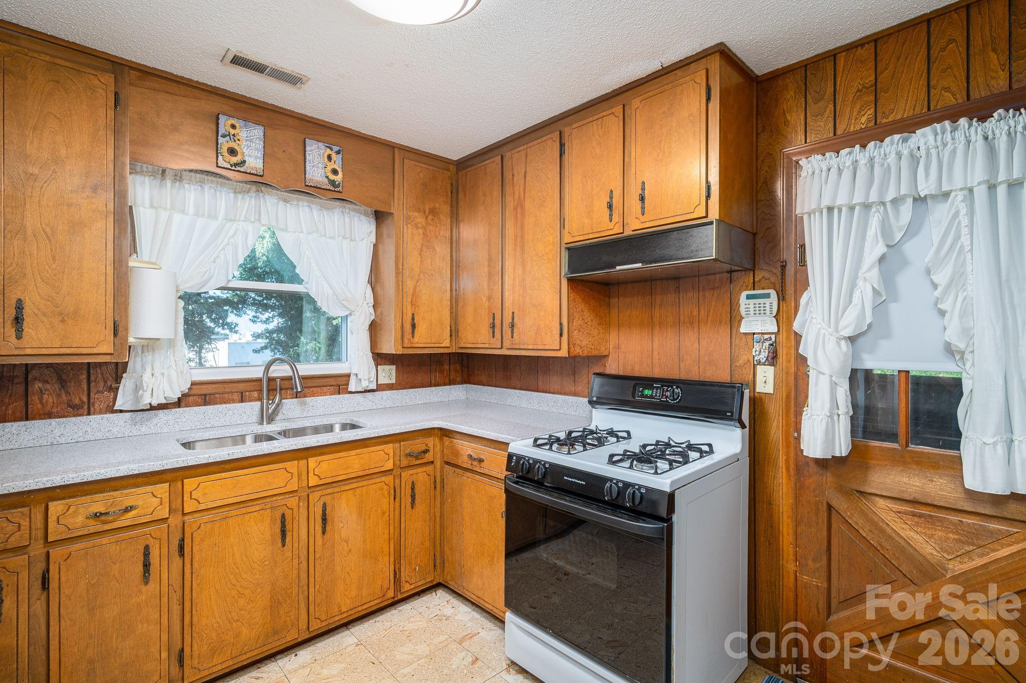 1306 11th Avenue SE — Hickory