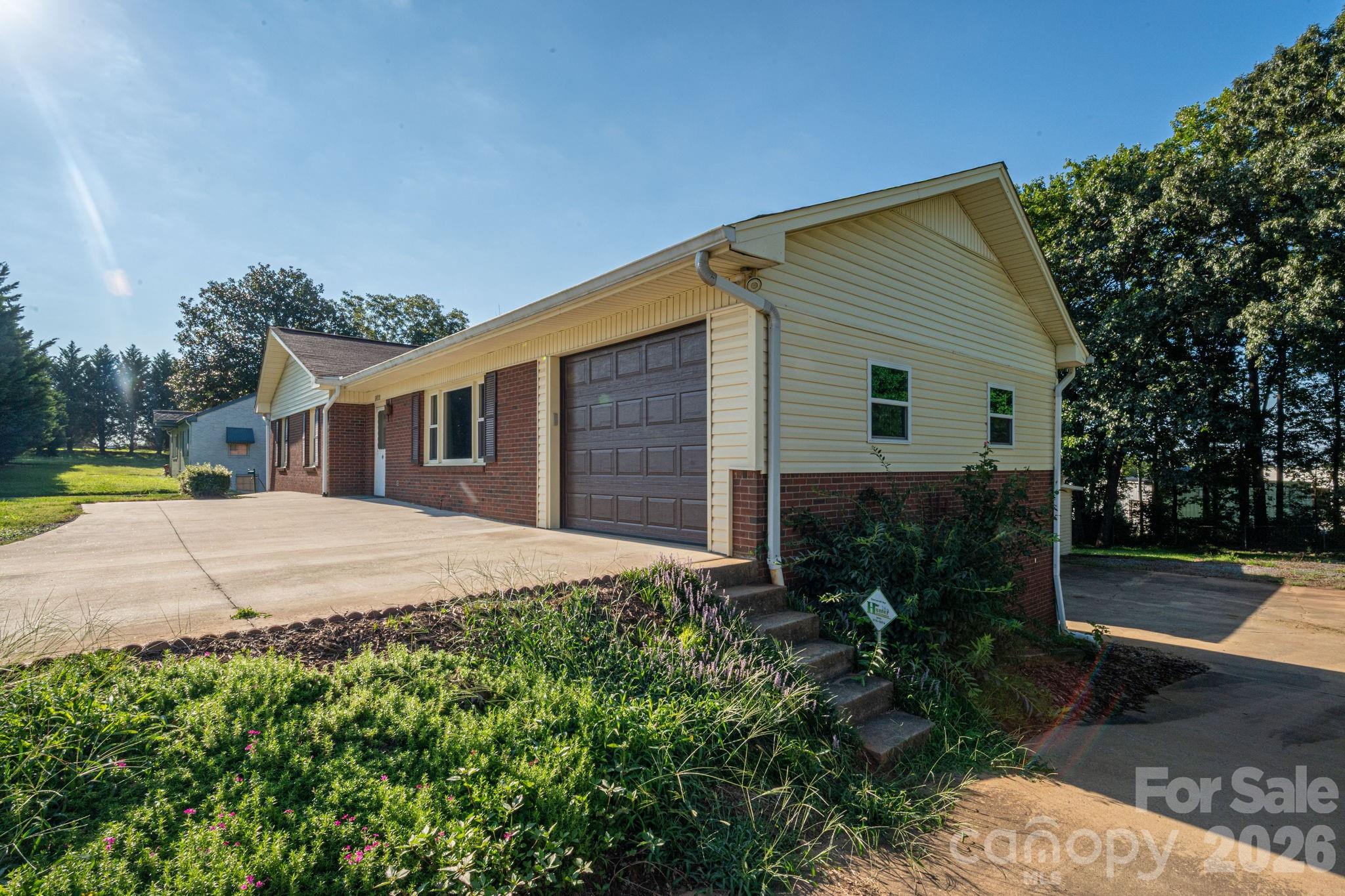 1306 11th Avenue SE — Hickory