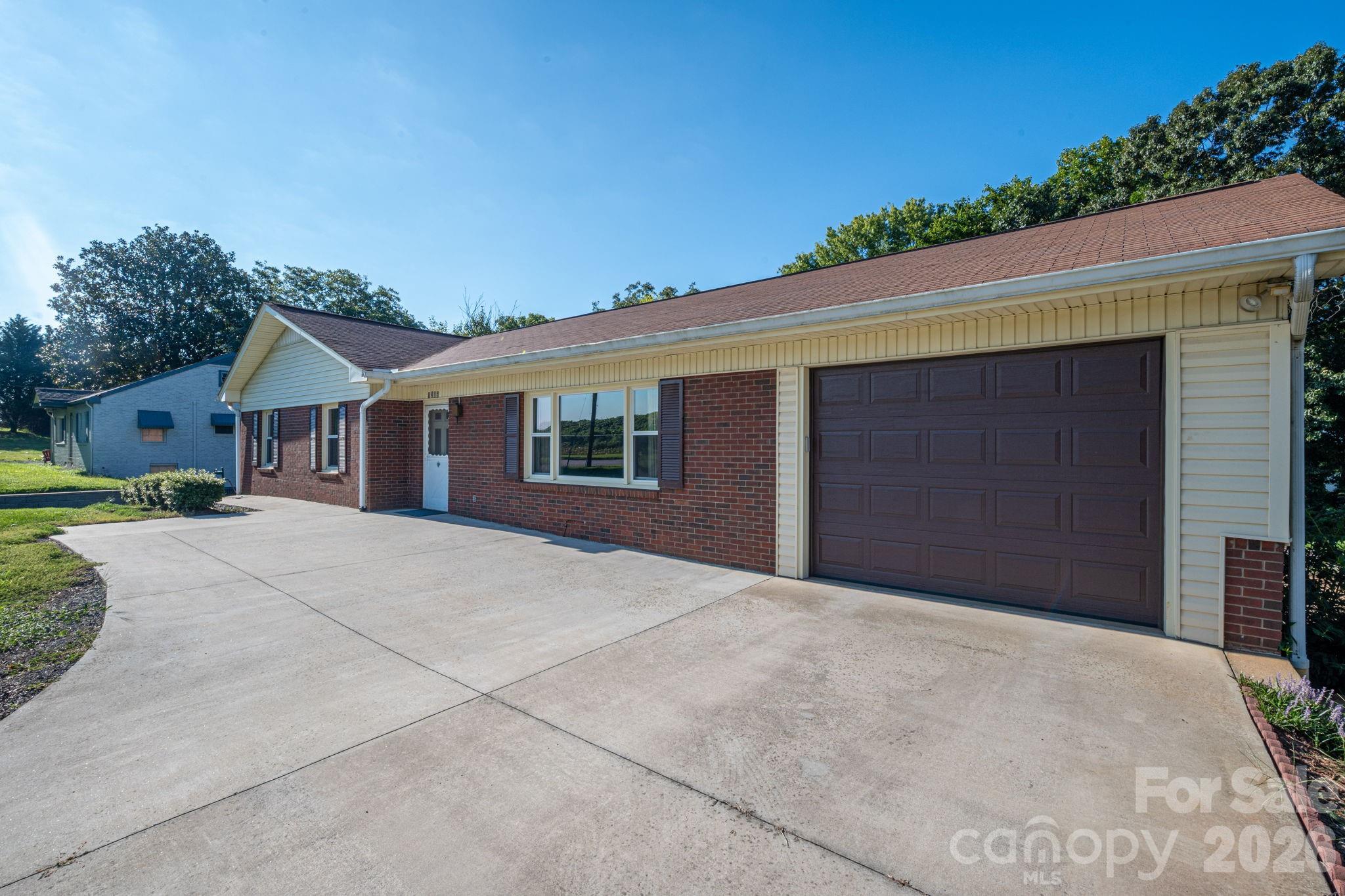 1306 11th Avenue SE — Hickory