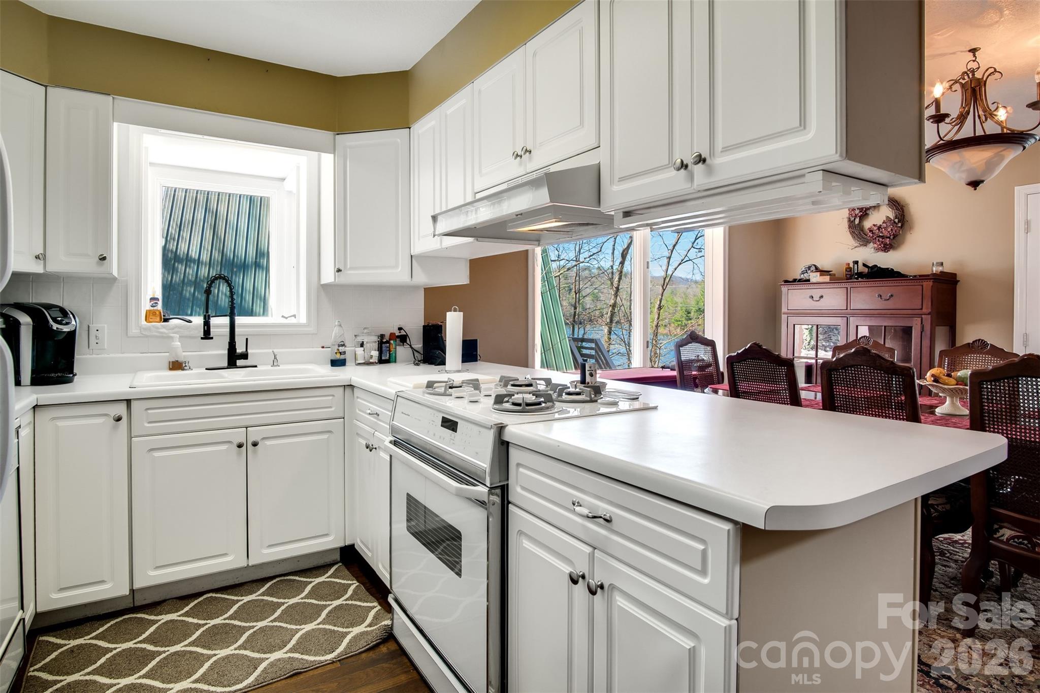 82 Avisco Road — Robbinsville