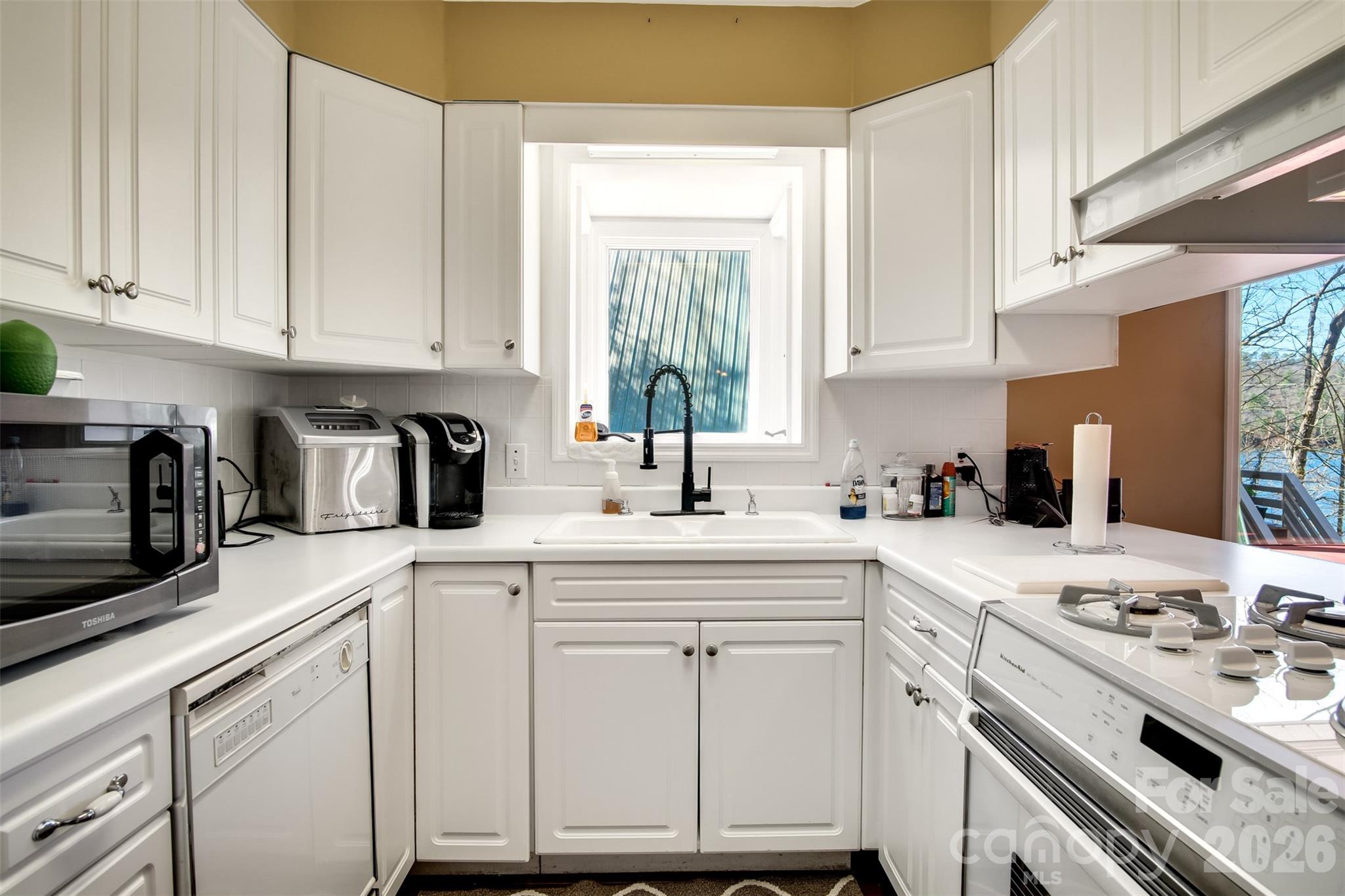82 Avisco Road — Robbinsville