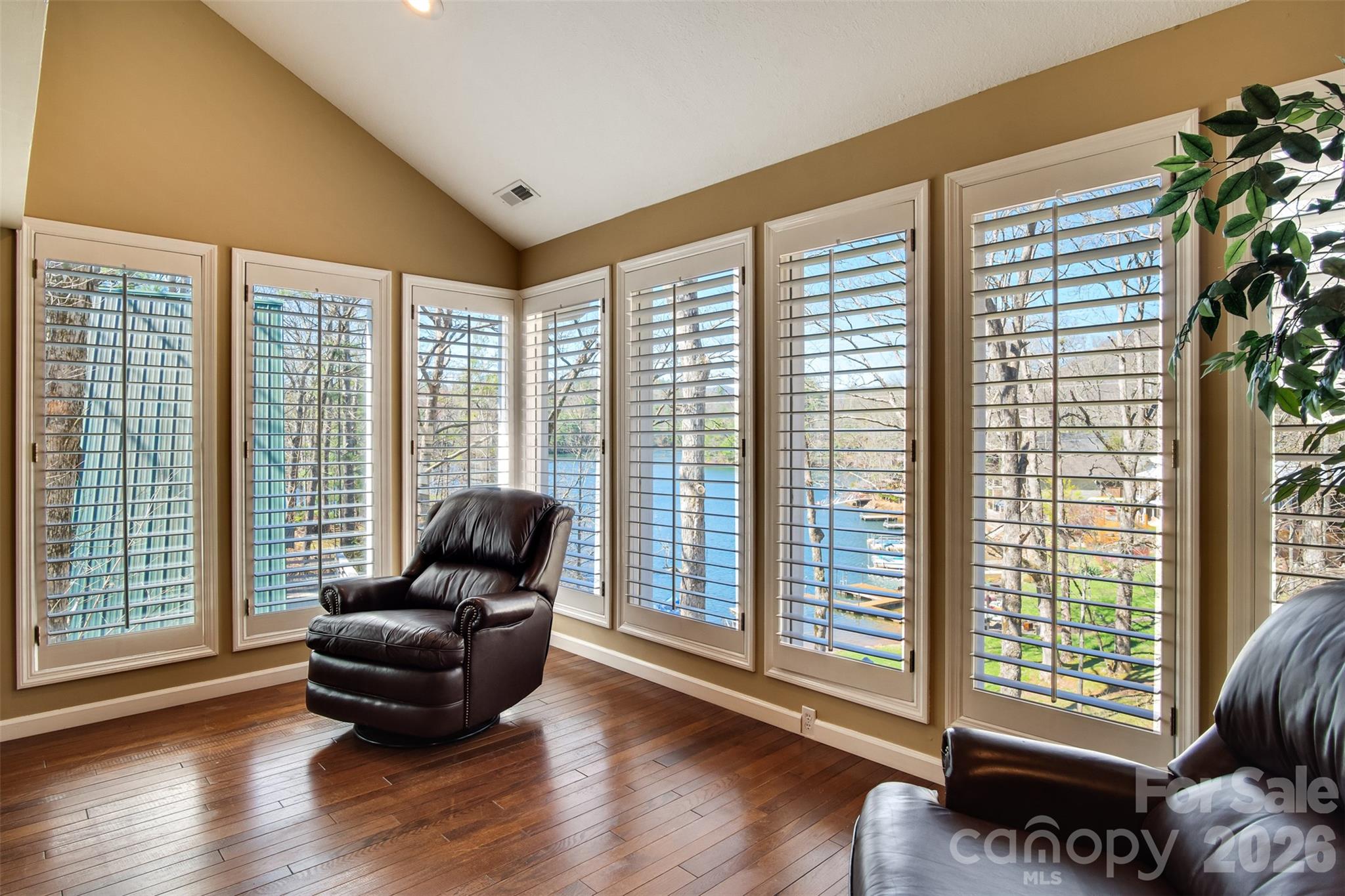 82 Avisco Road — Robbinsville