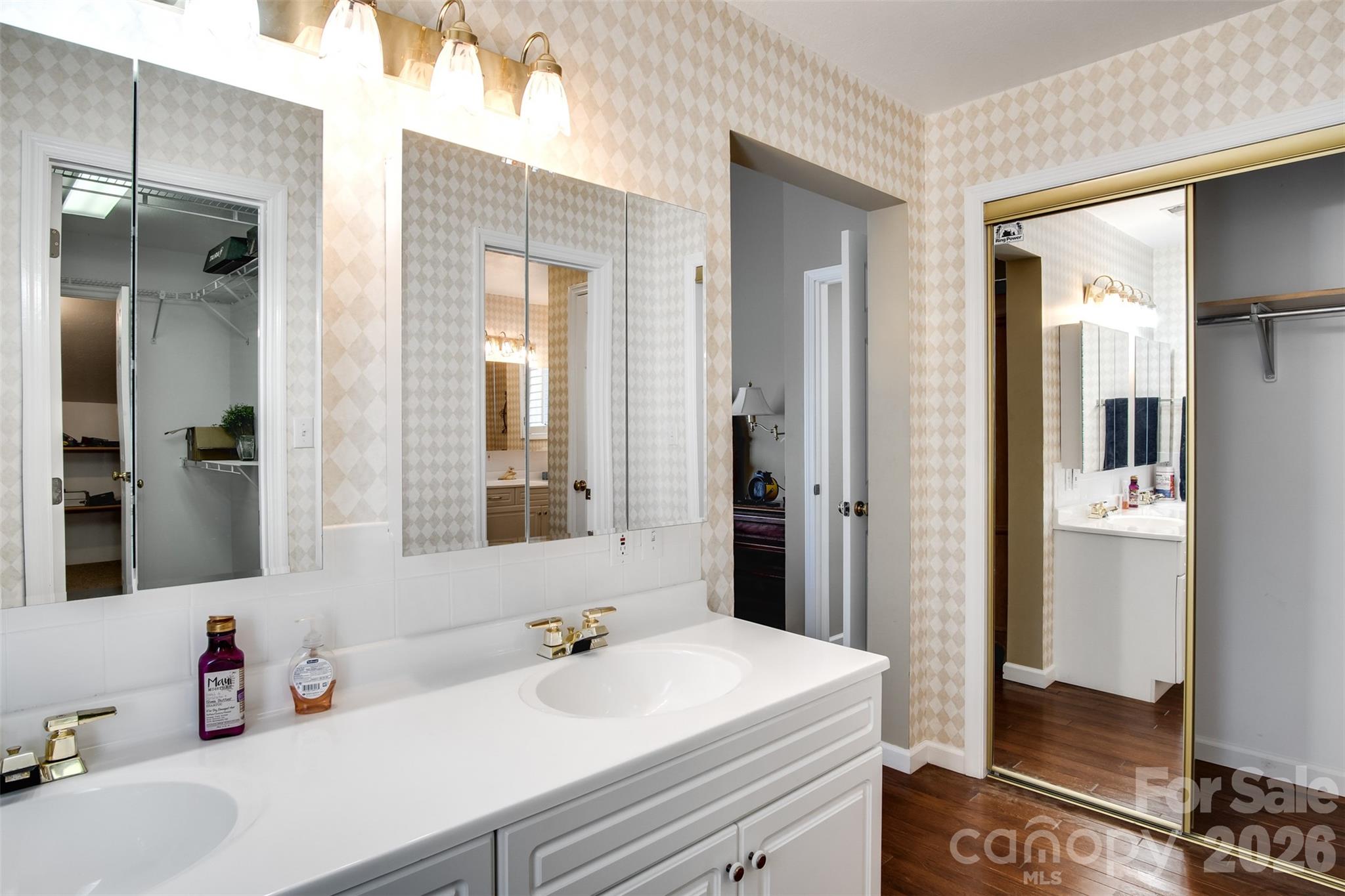 82 Avisco Road — Robbinsville