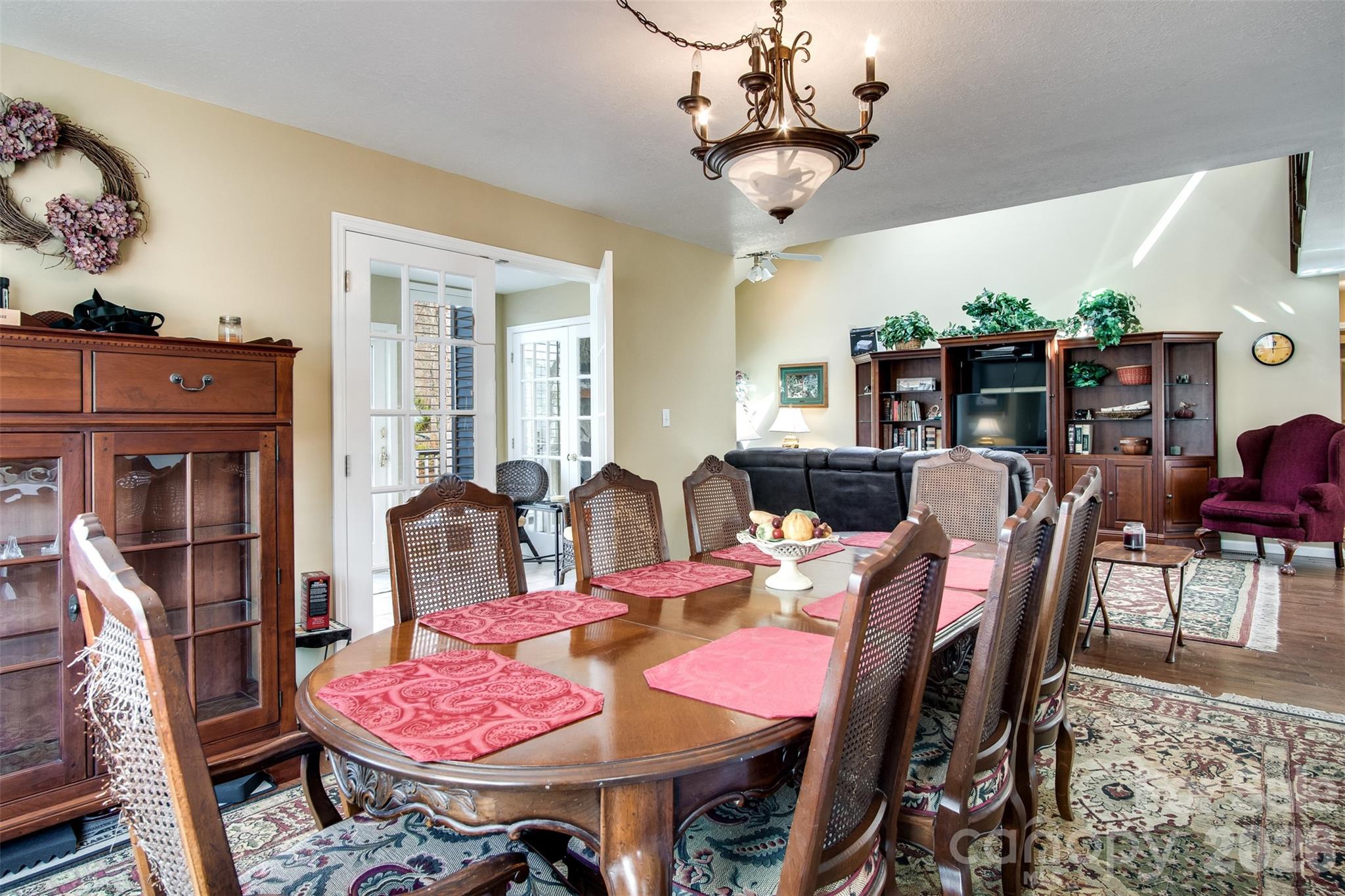82 Avisco Road — Robbinsville