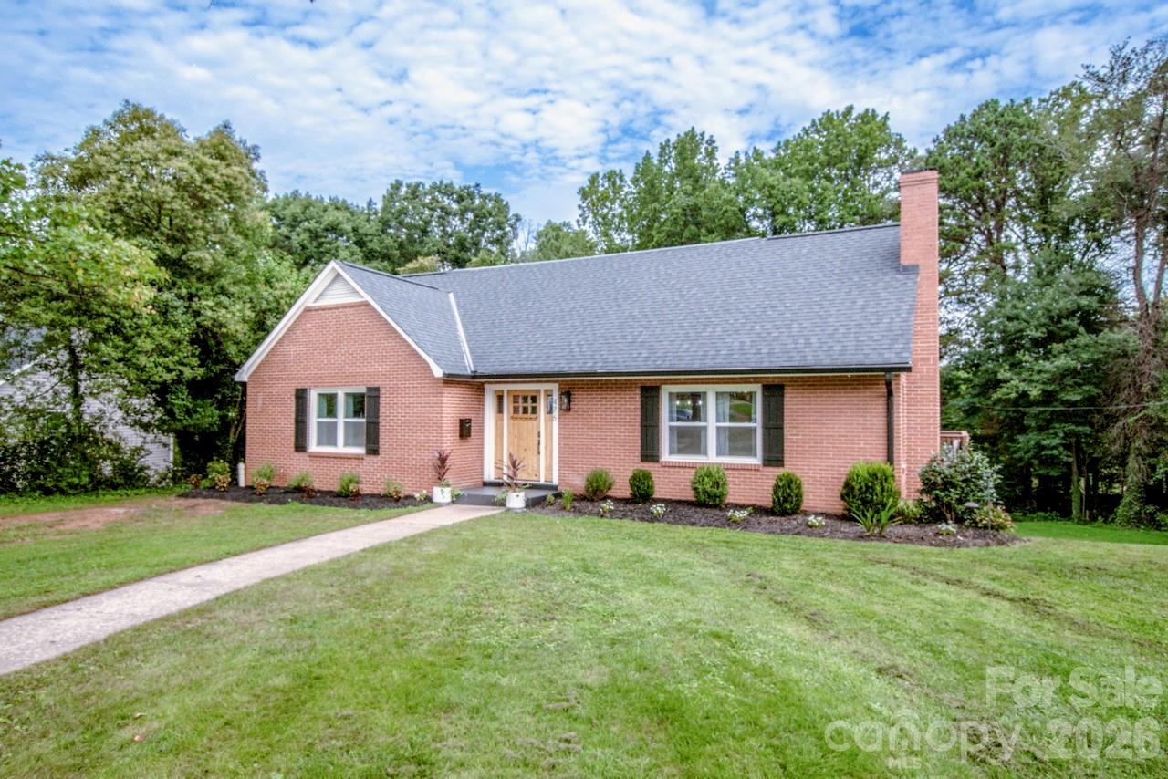 476 Summit Avenue — Statesville