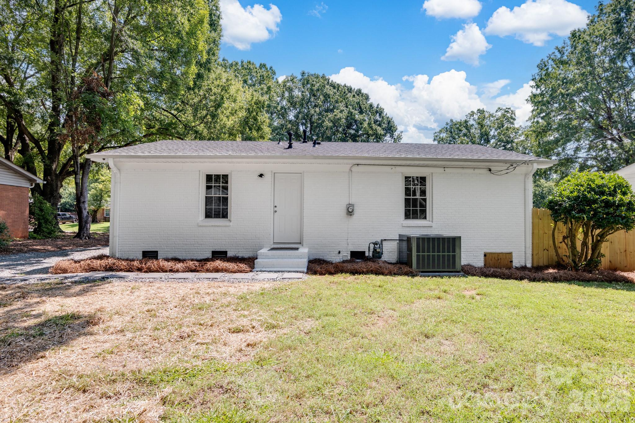 823 Farmcrest Drive — Charlotte