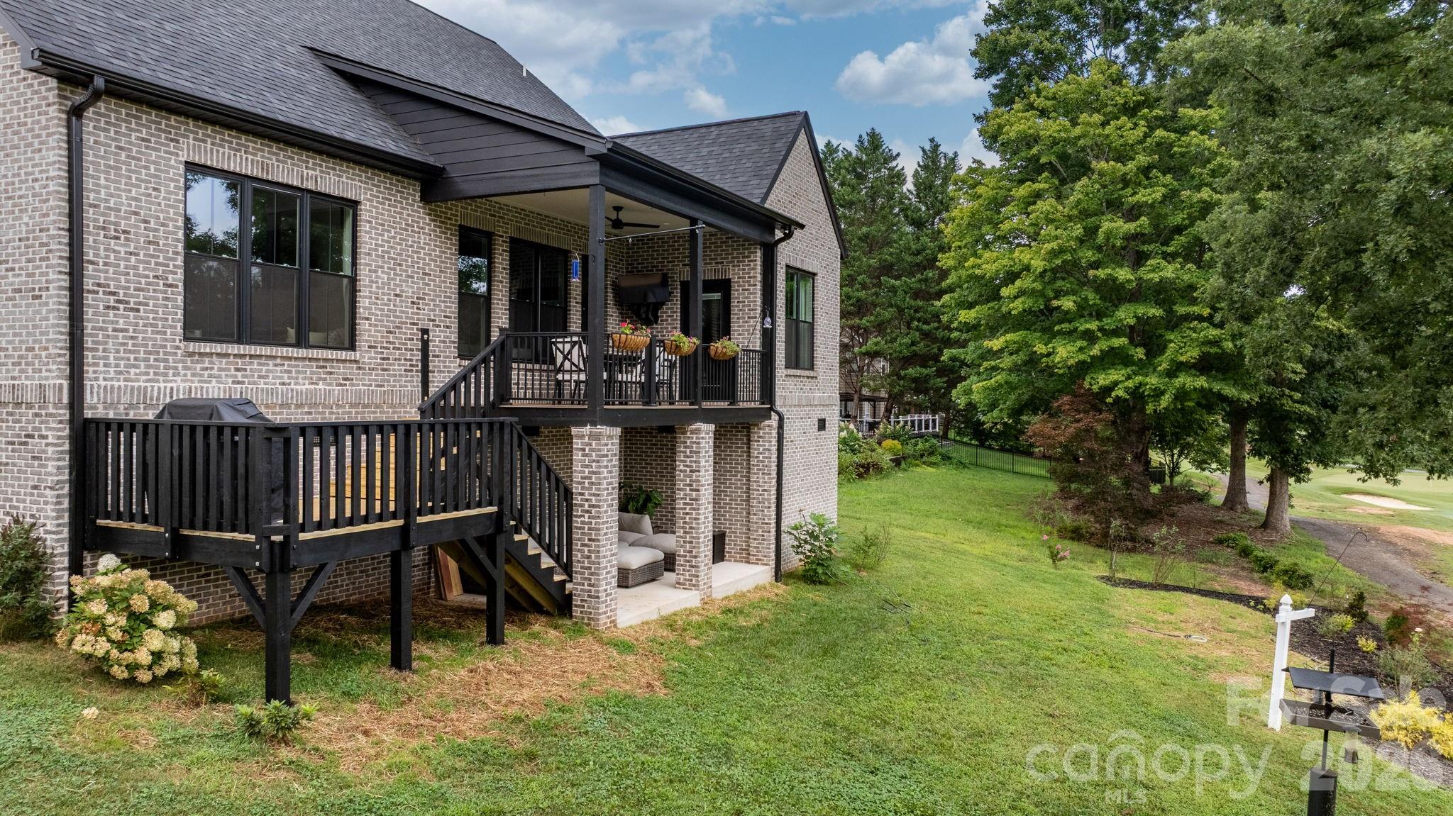 1116 Players Ridge Road — Hickory