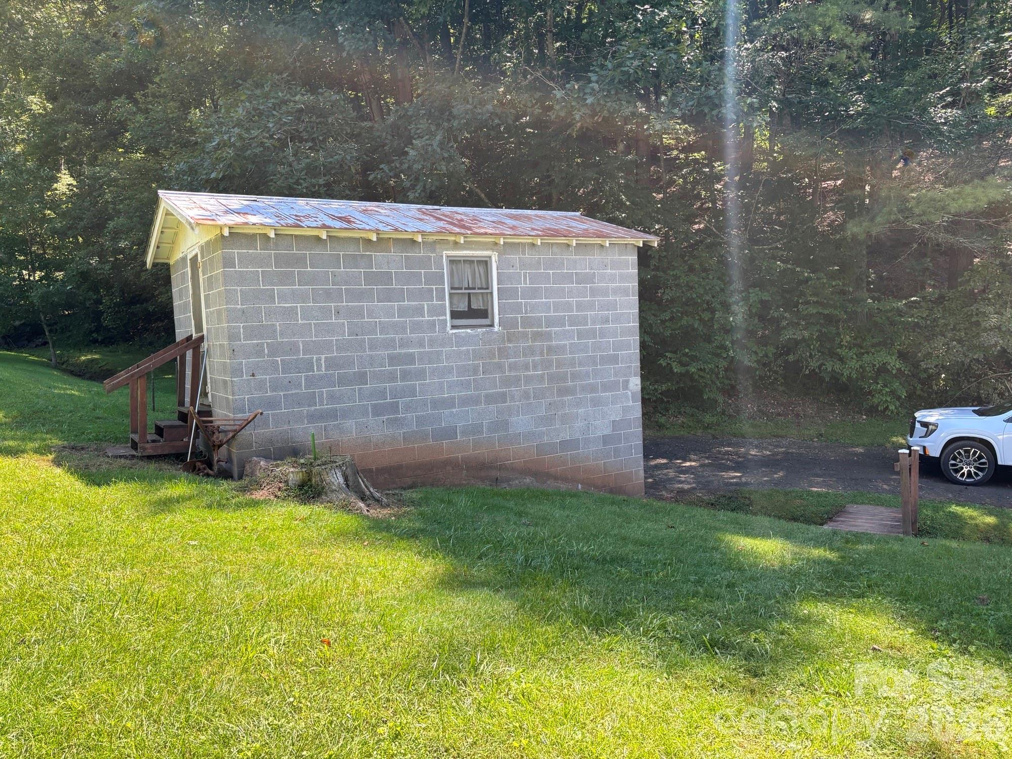 377 Sam Gouge Road — Bakersville