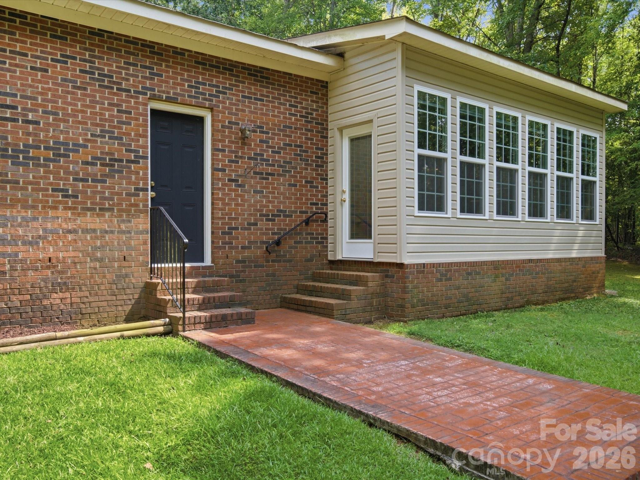 155 S Grandview Road — Clover