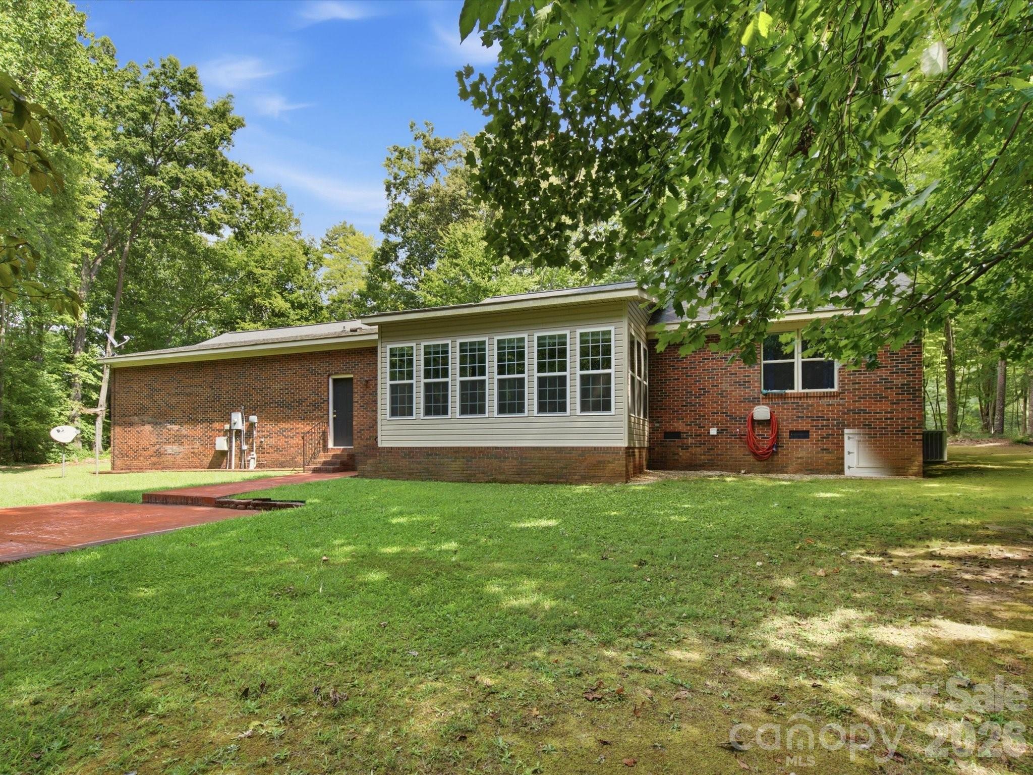 155 S Grandview Road — Clover