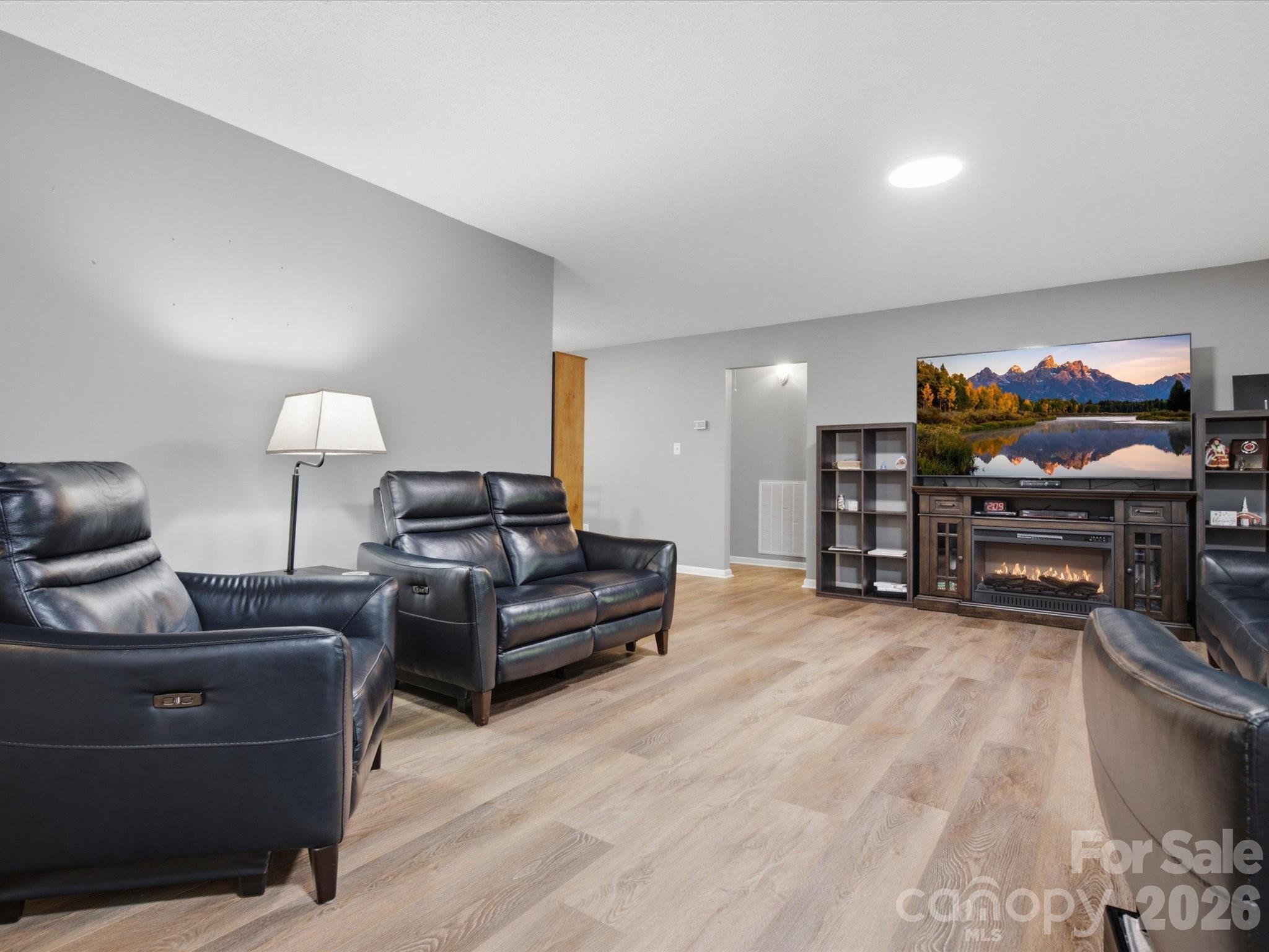 155 S Grandview Road — Clover