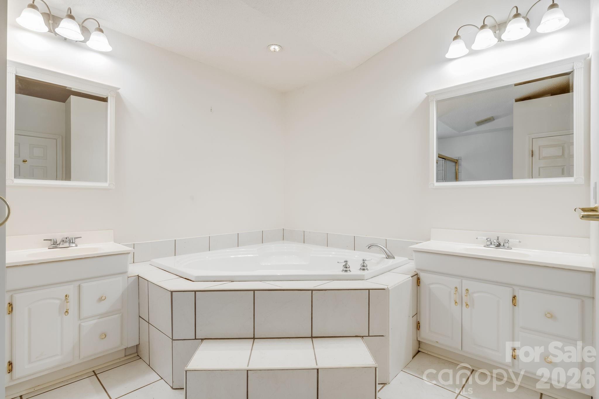 225 Arbor Lane — Hendersonville