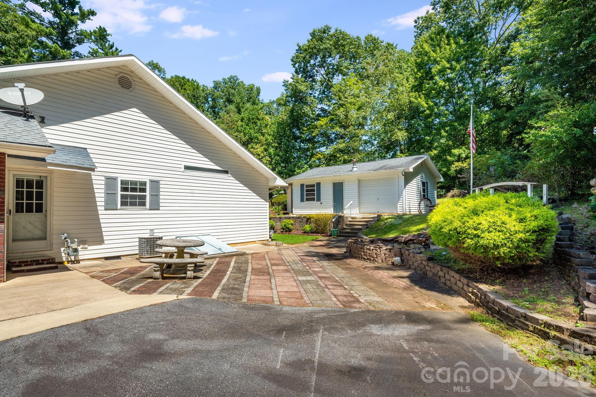 225 Arbor Lane — Hendersonville