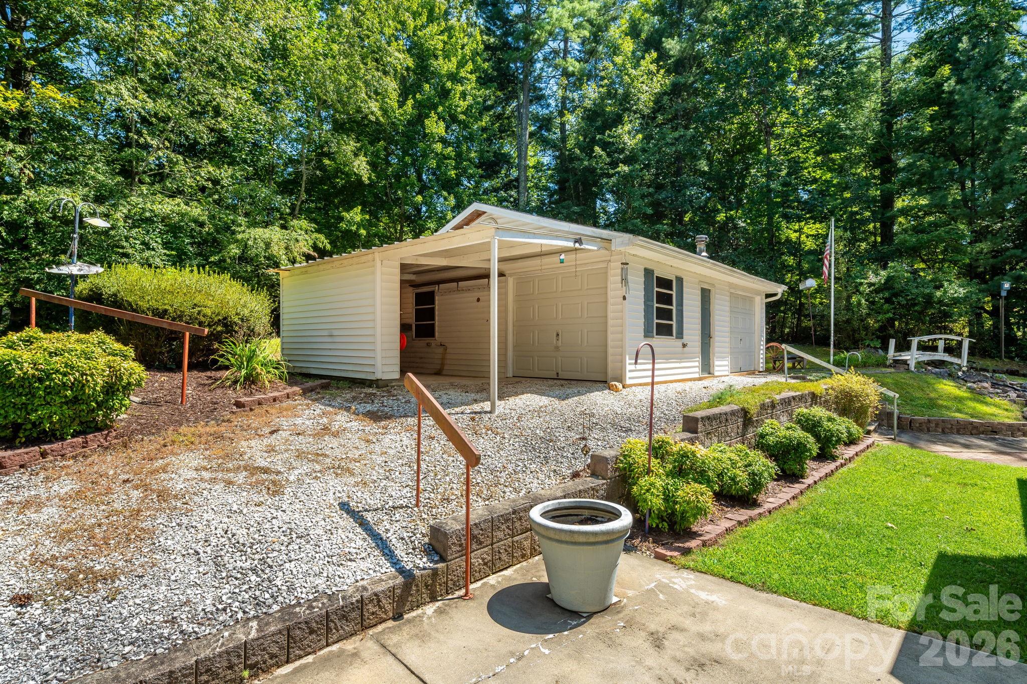 225 Arbor Lane — Hendersonville