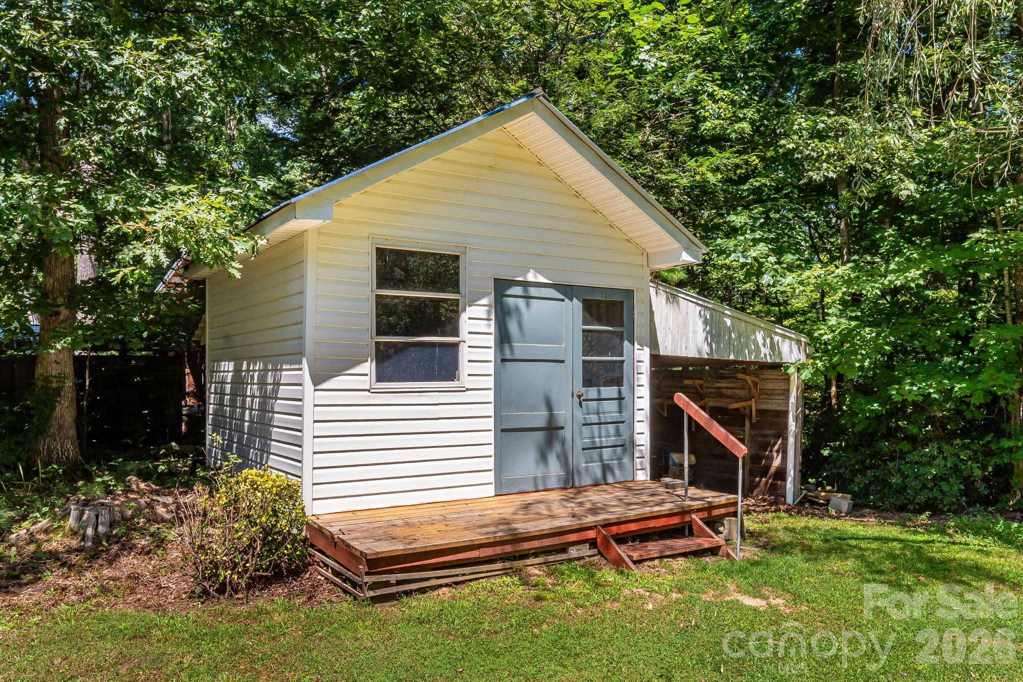 225 Arbor Lane — Hendersonville