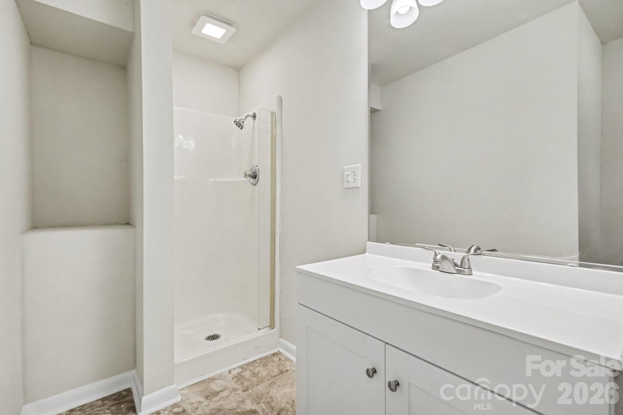 6338 Fairlane Street — Hickory
