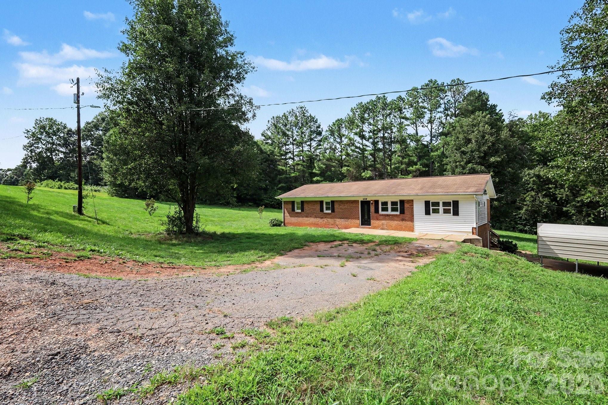 6338 Fairlane Street — Hickory