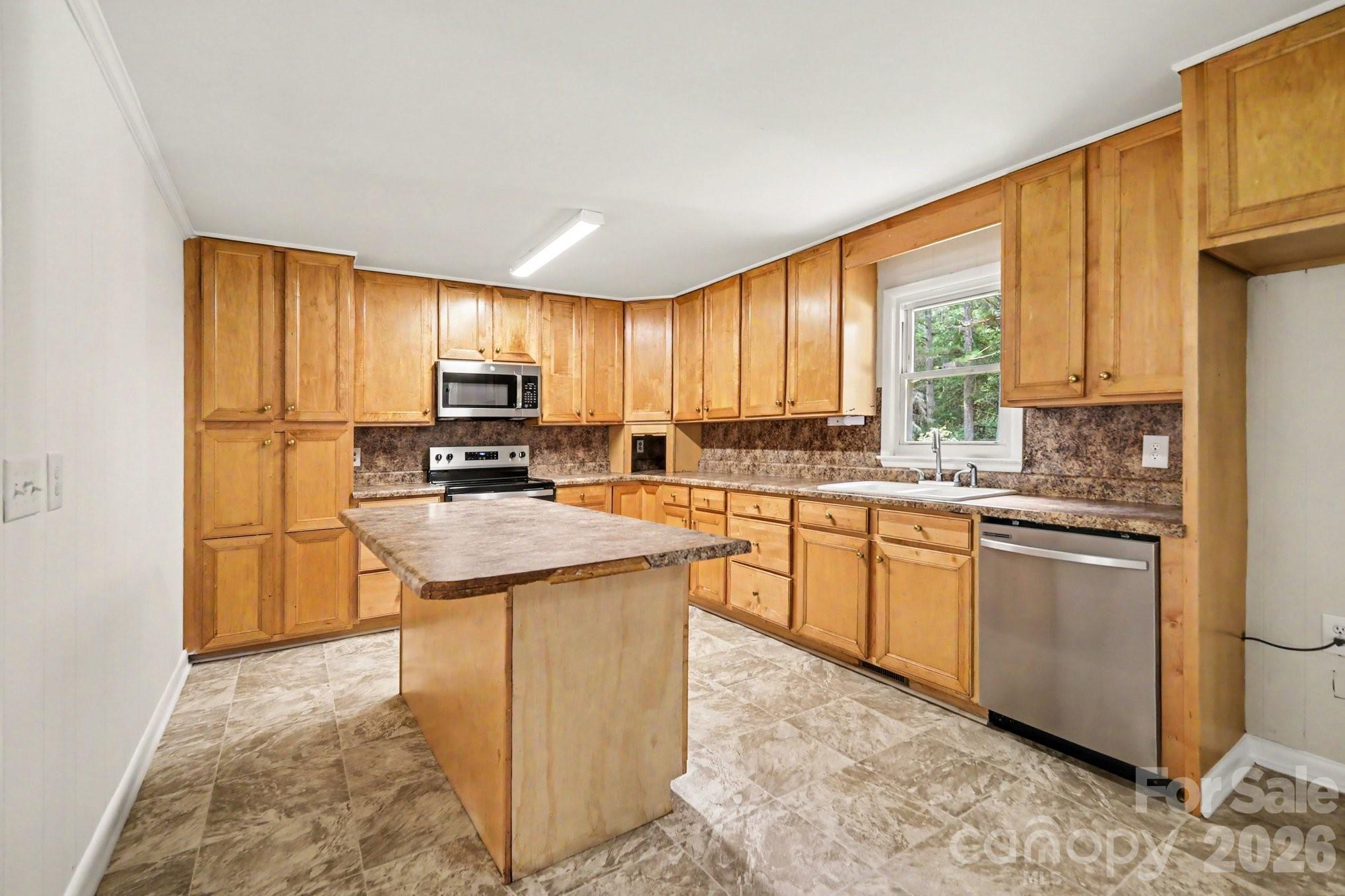 6338 Fairlane Street — Hickory