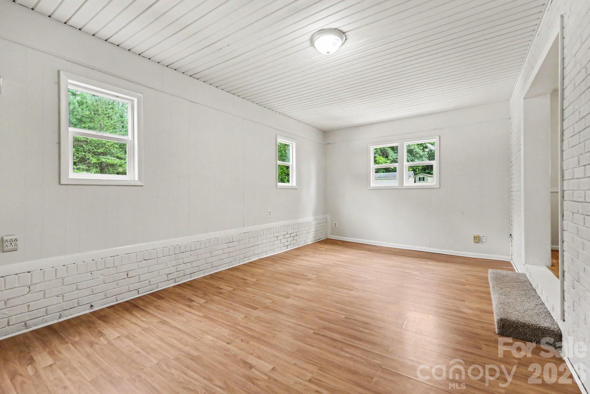 6338 Fairlane Street — Hickory